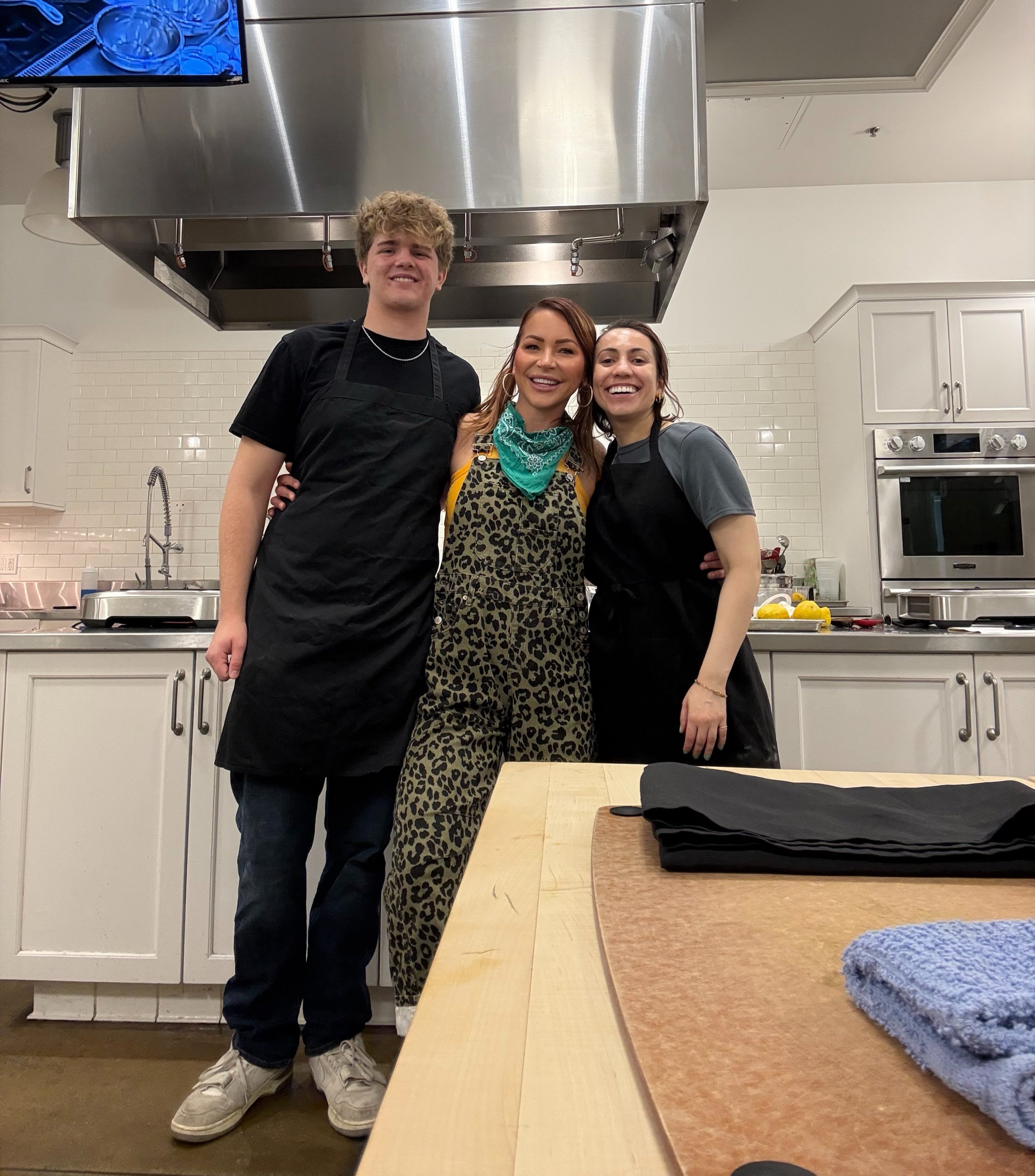 We&rsquo;re @surlatable , of course we take an adorable photo first try. #
.
.
🍋𝒮𝓆𝓊ℯℯ𝓏ℯ 𝓉𝒽ℯ 𝒟𝒶𝓎!🍋
.
#privateparty #culinaryeducator #hotforteacher #squeezetheday lemonyayFaceCardNeverDeclines