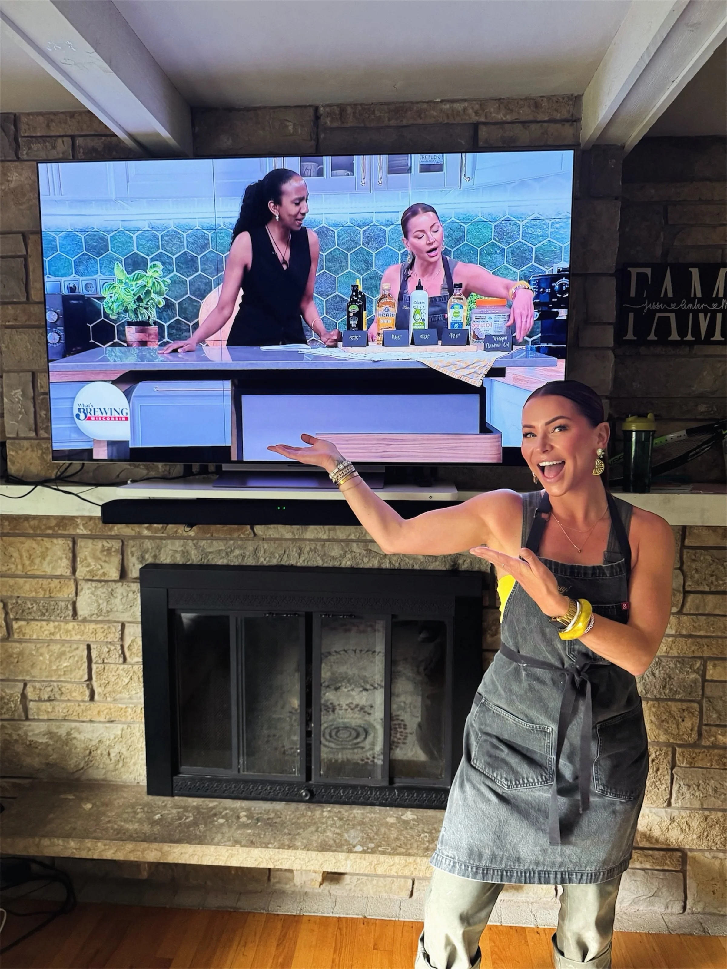 About yesterday: Just trying to cook dinner and suddenly I&rsquo;m also the afternoon entertainment. 😂📺🍋
.
Shout out (and the biggest love and gratitude) to my client Amber for insisting on this photo opp! 🙏🏼🥰
.
🍋𝒮𝓆𝓊ℯℯ𝓏ℯ 𝓉𝒽ℯ 𝒟𝒶𝓎!🍋
.

