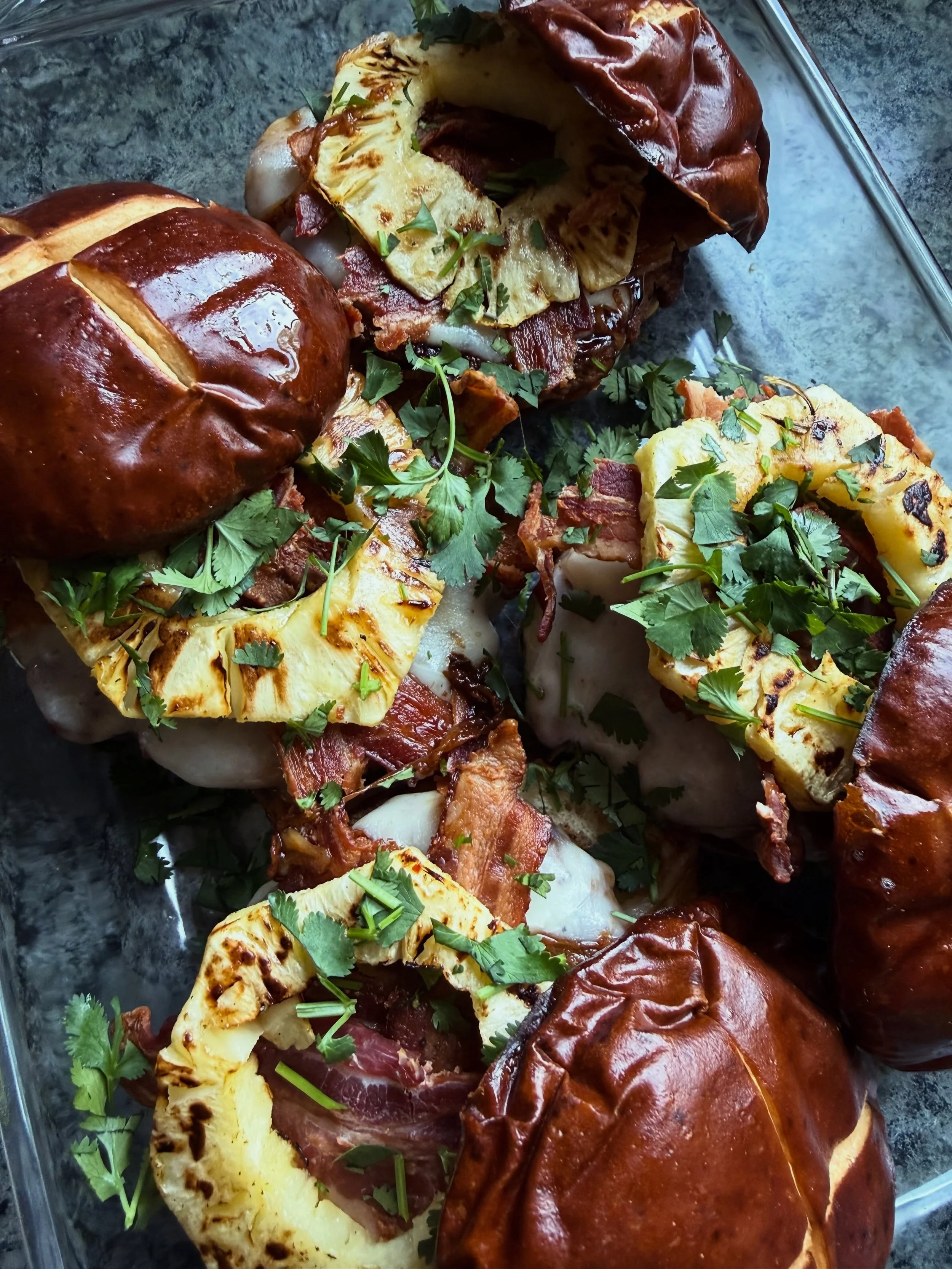 Grilled pineapple, crispy bacon, melty provolone, pretzel buns, sweet potato fries&hellip;
Basically the kind of meal that gets you added to the family group chat after one bite. 🍍🍠
.
🍋𝒮𝓆𝓊ℯℯ𝓏ℯ 𝓉𝒽ℯ ℋℴ𝓁𝒾𝒹𝒶𝓎!🍋
.
#fivestar #personalchef #l