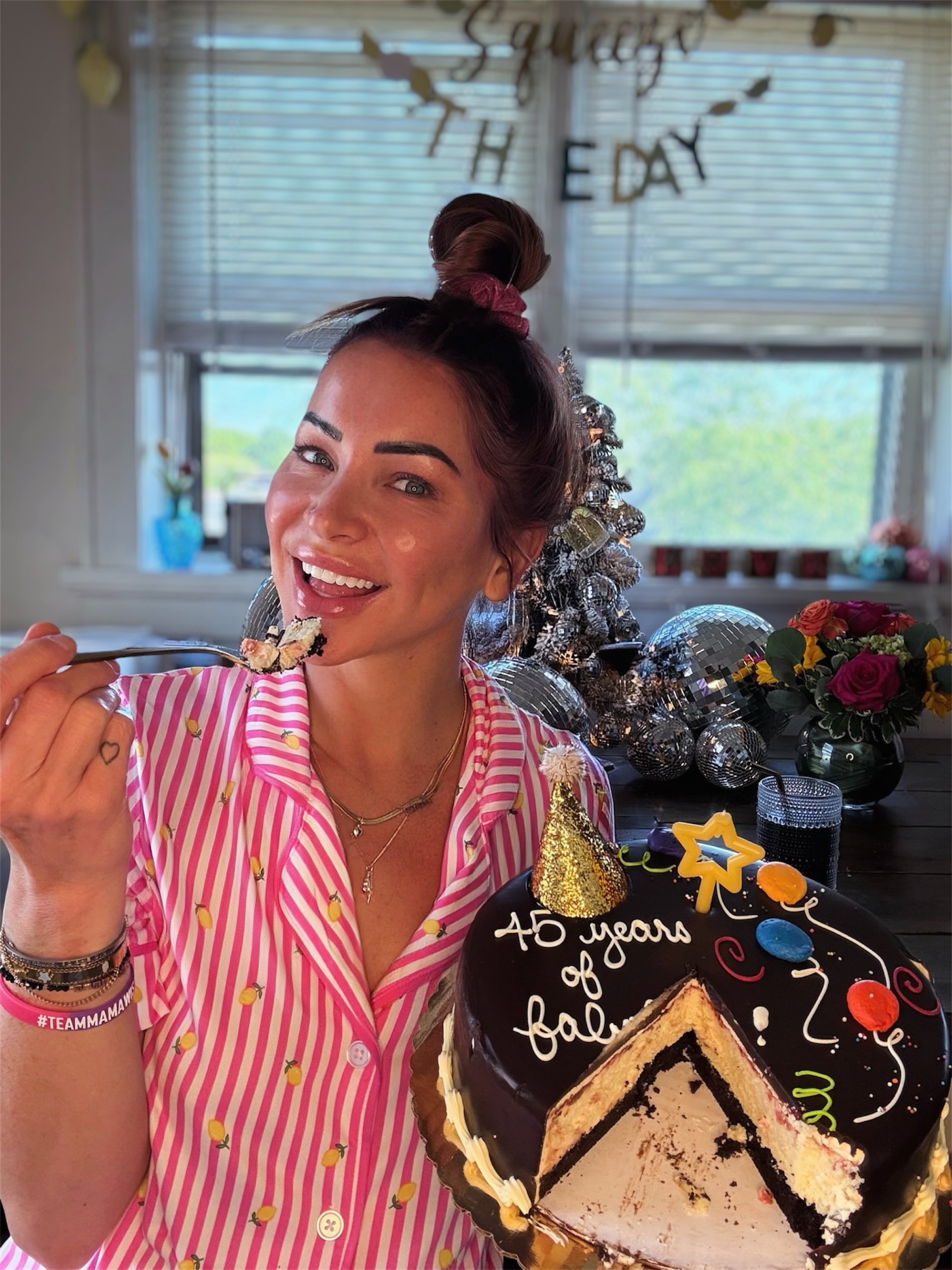 Them: You eat cheesecake for breakfast? 
Me: Nah, I create tiny acts of whimsy morning, noon, and night. 🎂☕️🎉
.
🍋𝒮𝓆𝓊ℯℯ𝓏ℯ 𝓉𝒽ℯ 𝒟𝒶𝓎!🍋
.
#level45 #whimsy #caterer #personalchef #milwaukeefoodie