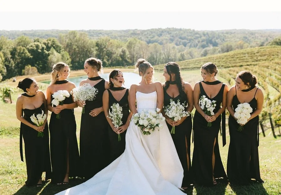 A moment for the bride and her bridesmaids! ✨

Photography | @anna.j.ray 
Venue | @montalucewinery