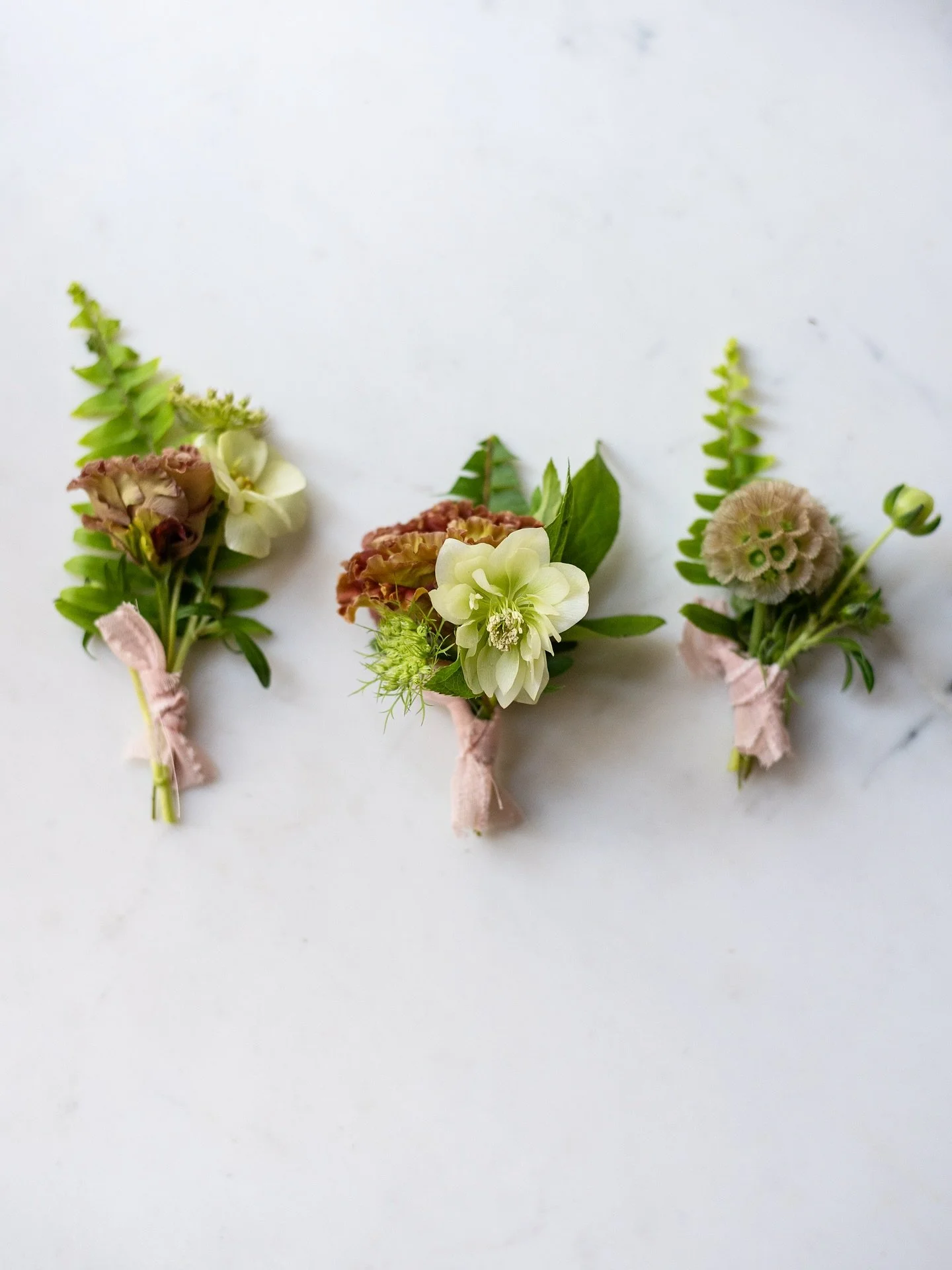 a moment for the boutonnieres! 🌿