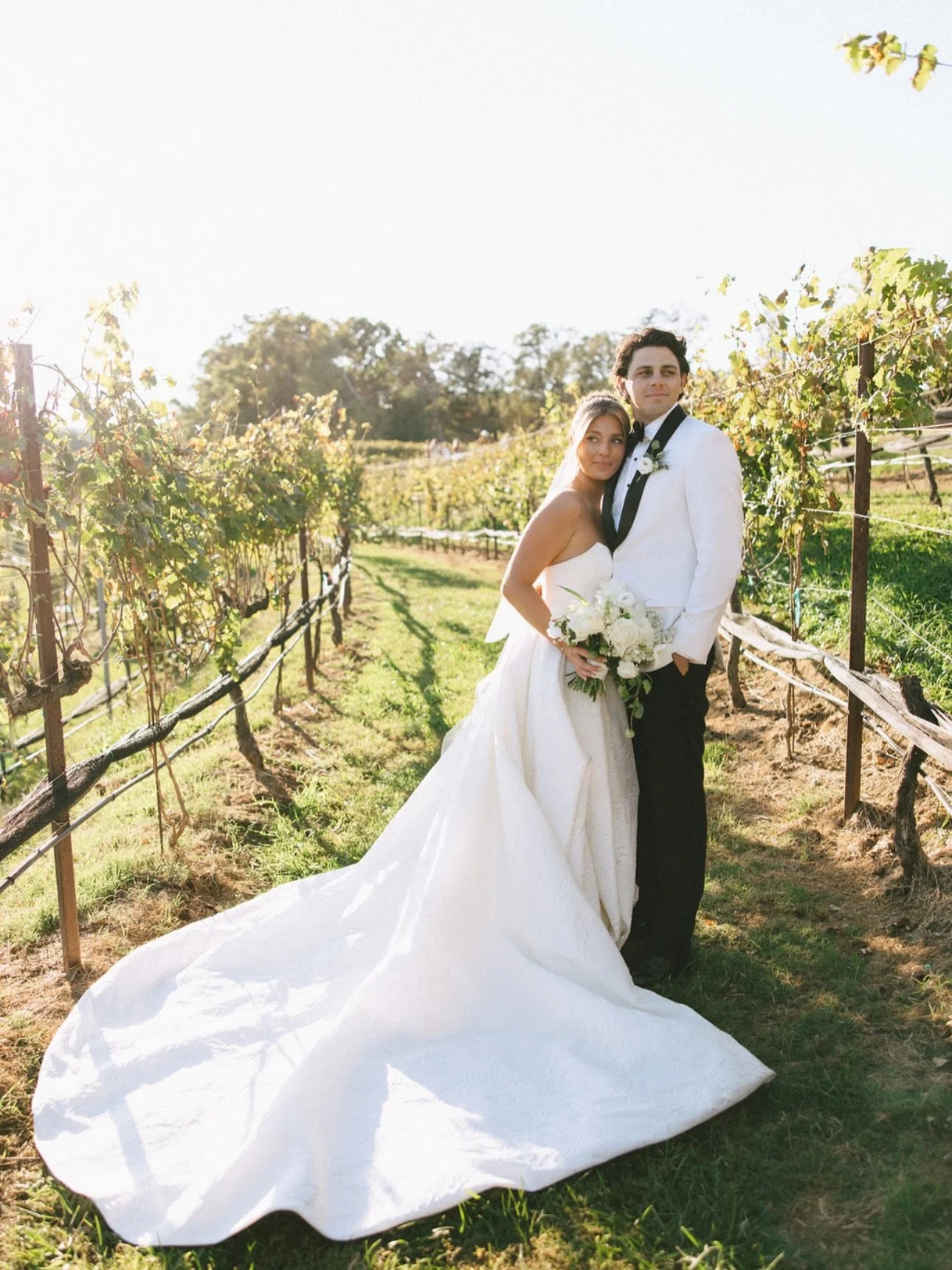 the newlyweds! 🤍

Photography| @anna.j.ray 
Venue | @montalucewinery