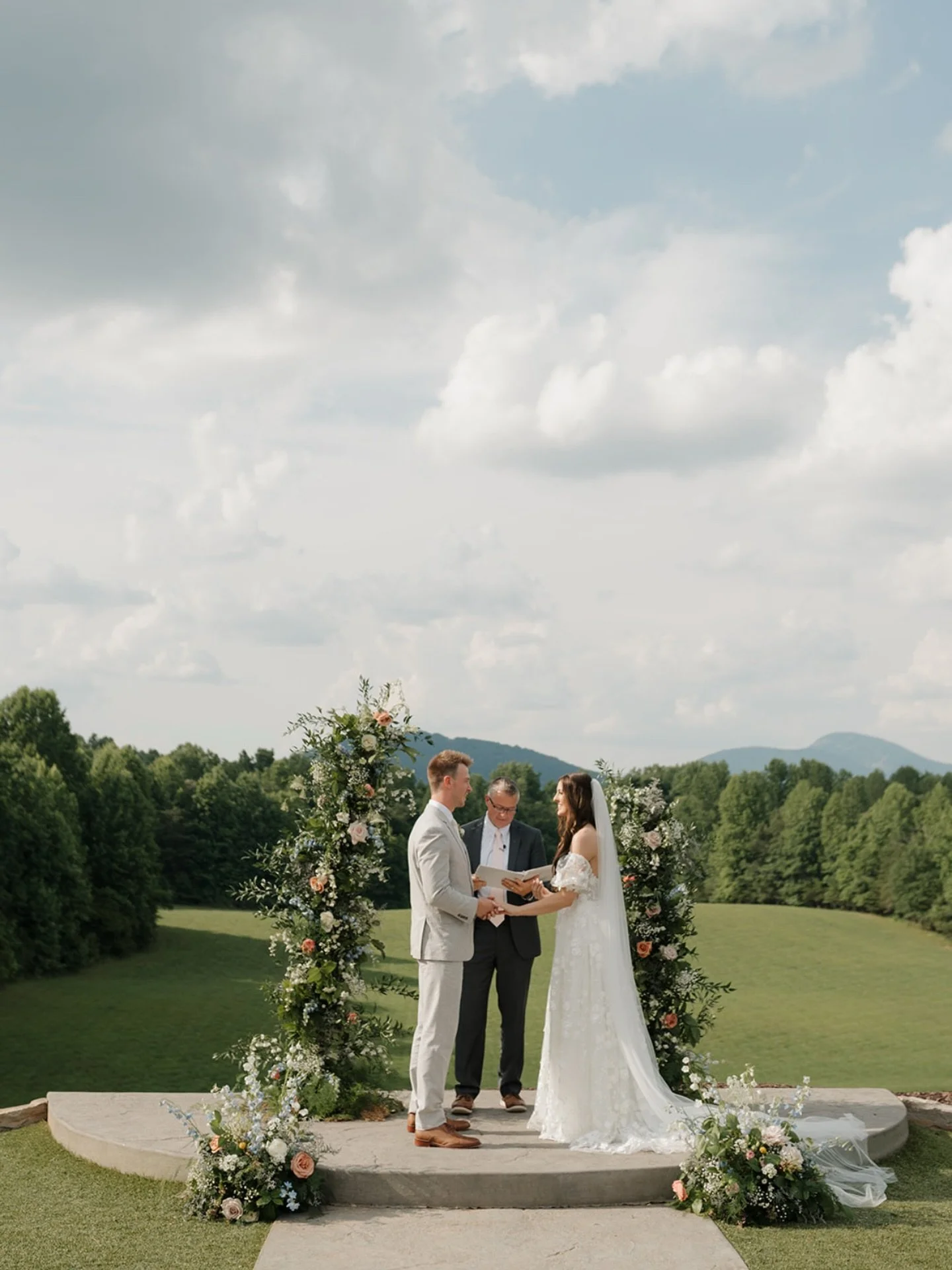 ceremony inspiration 🤍

Venue | @meadowsmossycreek 
Photography | @sarah.lessley