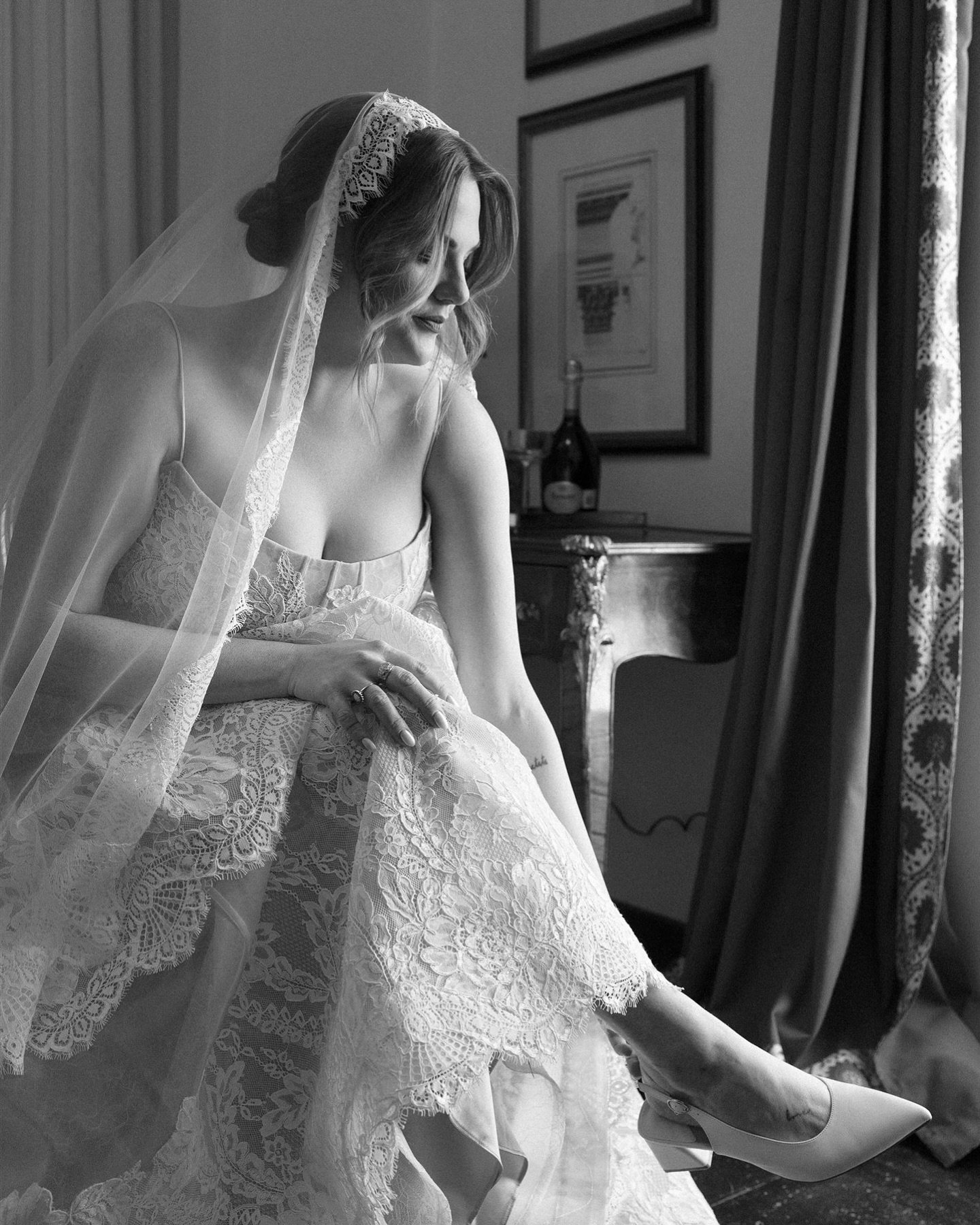 She&rsquo;s beautiful even to me 🎶 ✨

Venue: @hsasanmiguel 
Video: @peppermint.weddingfilms 
Hair: @by_dominica 

#SanMiguelDeAllende #DestinationWedding #WeddingPhotography #CasateEnSanMiguel #Wedding #WeddingPhotos #Boda #FotosDeBoda #WeddingPhoto