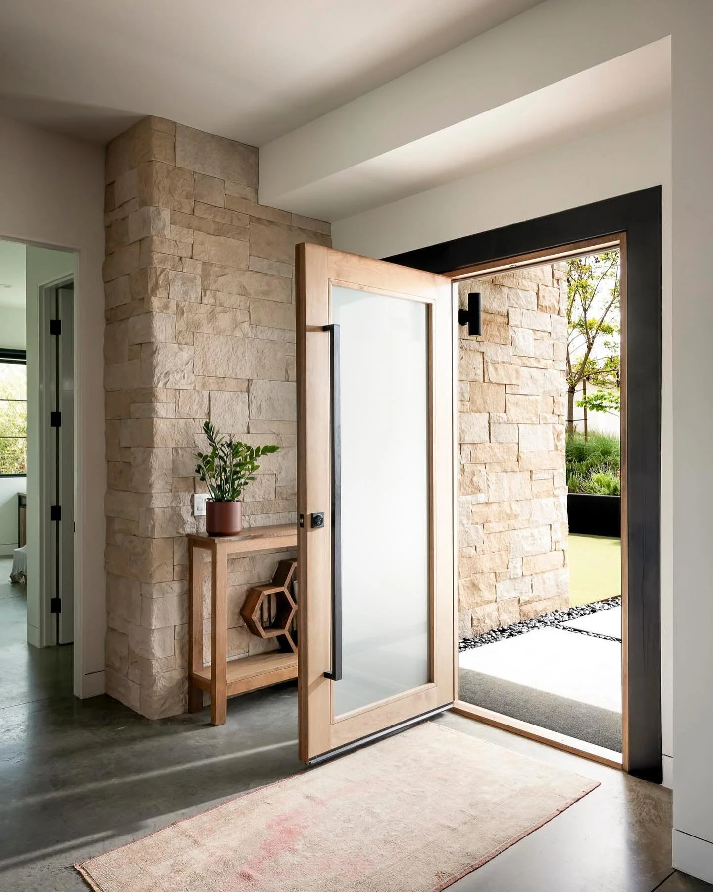 Bringing the stone from the exterior and wrapping into our Highland modern home gave the entryway a real moment. ✨