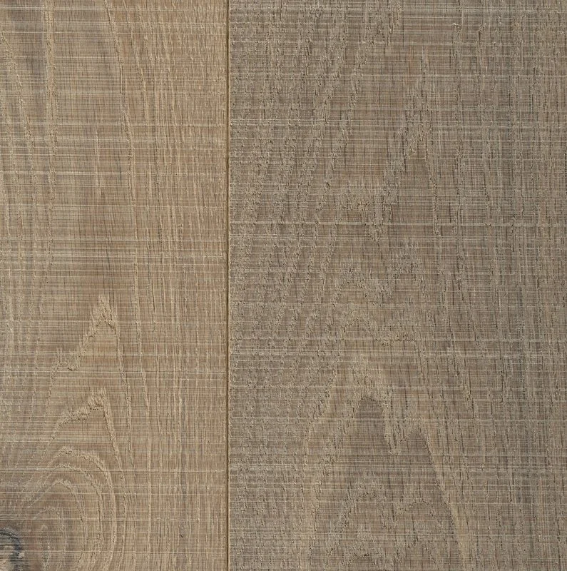 Twee houten vloerdelen met verschillende houtstructuren en kleuren.