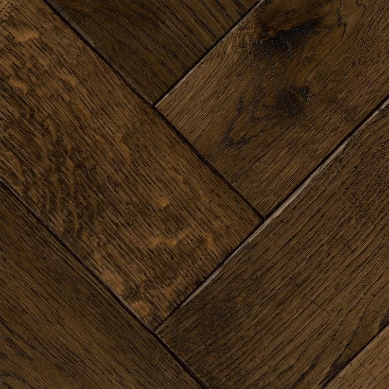Houten vloer met een diagonale en gespijkerde patroon.
