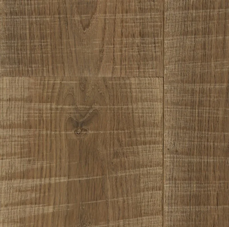 Houten vloer met zichtbare houtnerven en knoesten.