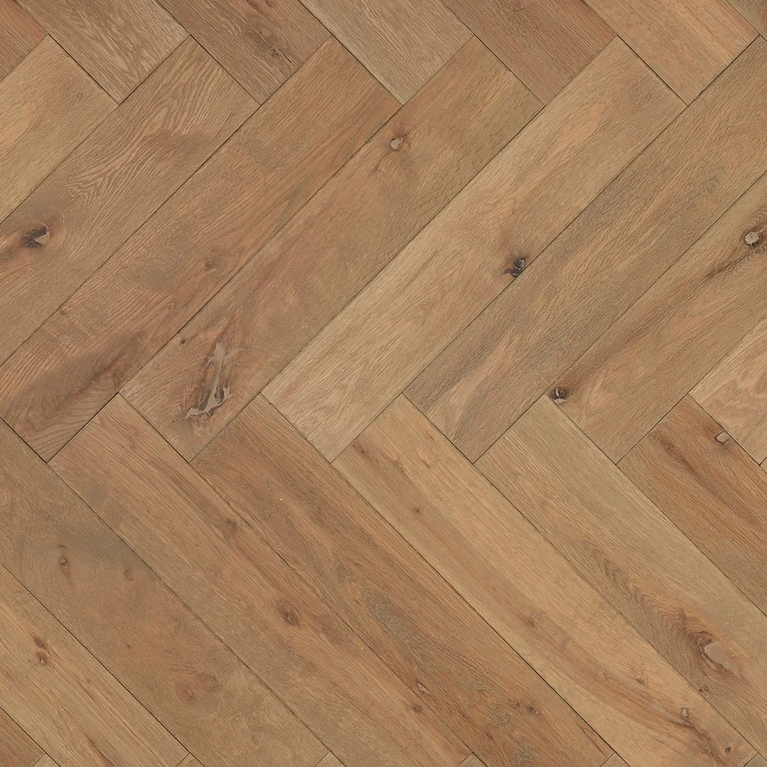 Houten vloer met diagonale patroon en zichtbare houtknotjes.