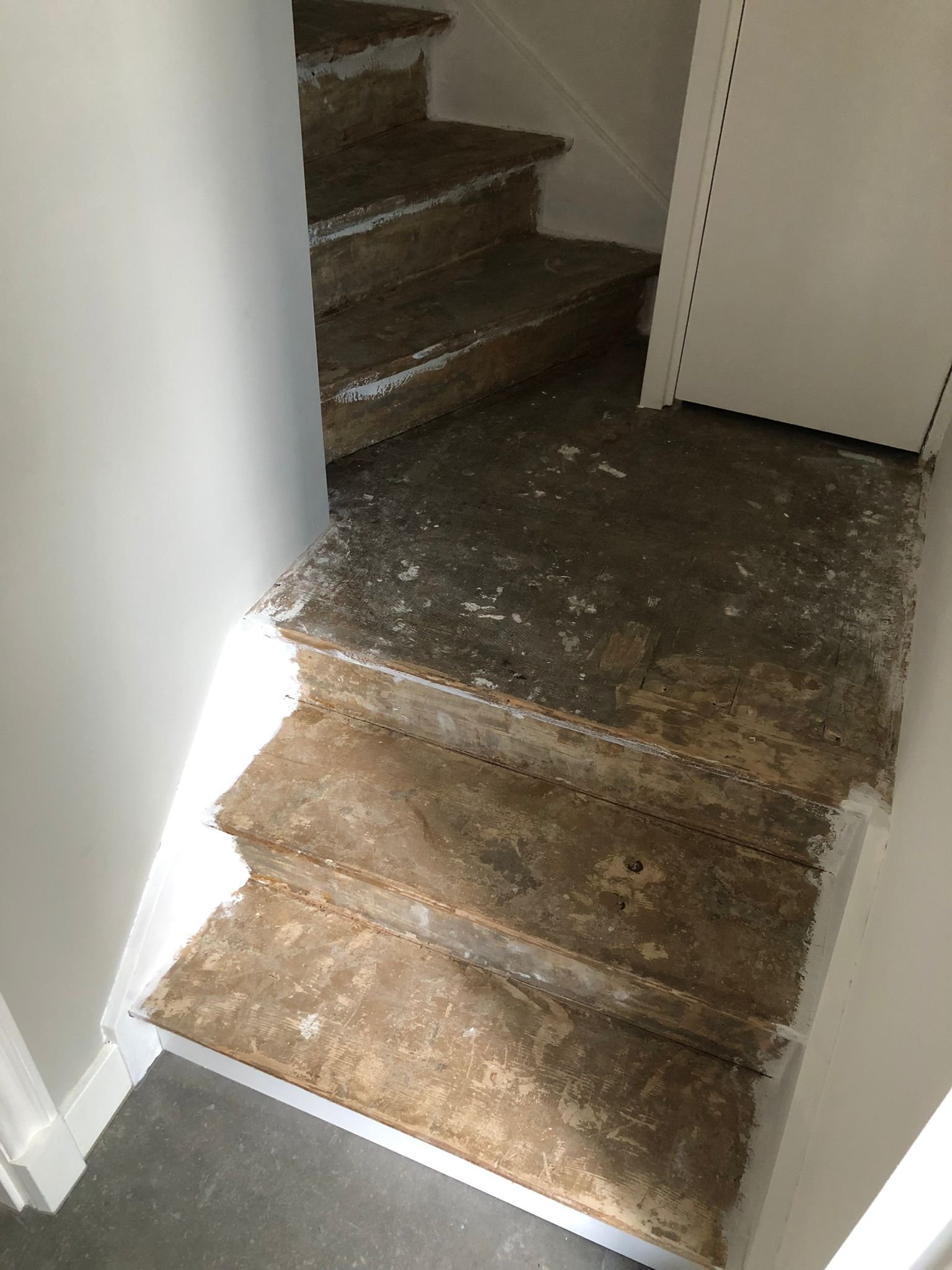 Houten traptreden zonder treden, voorbereiding voor renovatie.