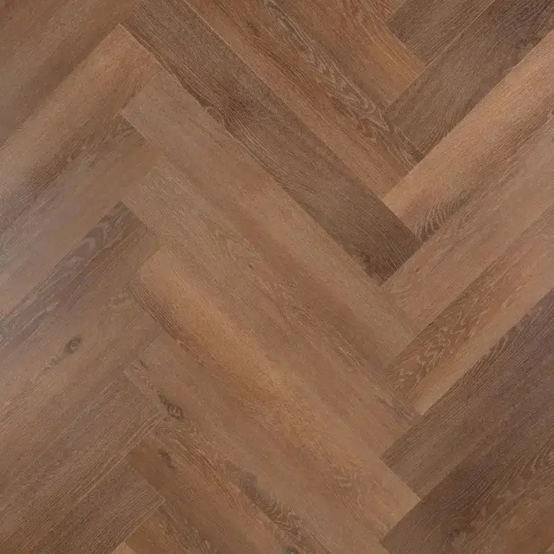 Houten vloer met een visgraatpatroon.