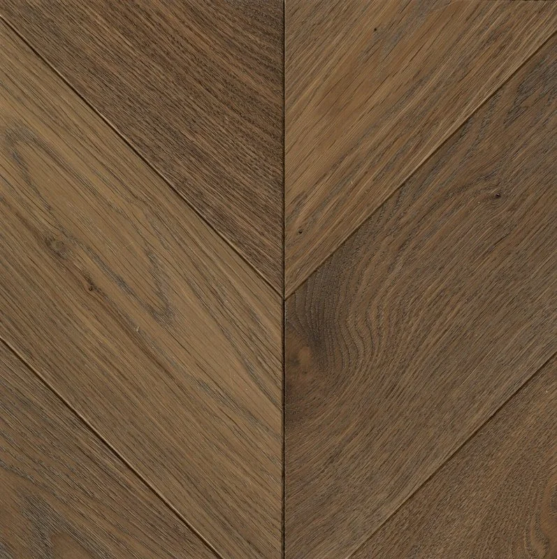 Close-up van houten vloer met visgraatpatroon.