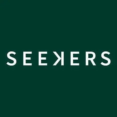 Logo avec le mot 'SEEKERS' en blanc sur fond vert, avec la lettre 'K' stylisée et inclinée.