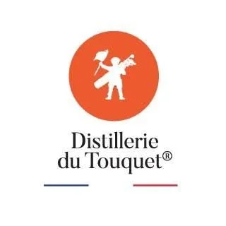 Logo de la distillerie du Touquet, avec un cercle orange contenant une silhouette blanche d'une personne portant une bouteille, et le texte 'Distillerie du Touquet' en dessous.