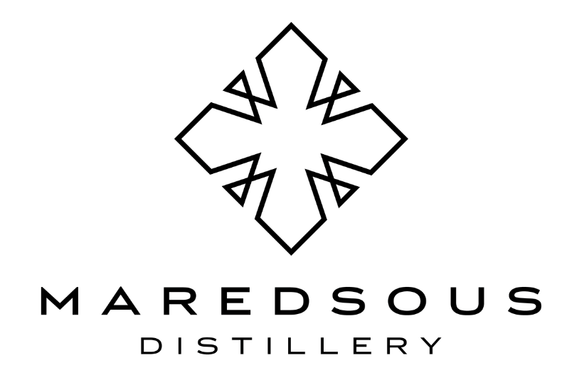 Logo de la distillerie Maredsous avec un symbole géométrique en forme de croix et le texte 'MAREDSOUS DISTILLERY' en dessous.