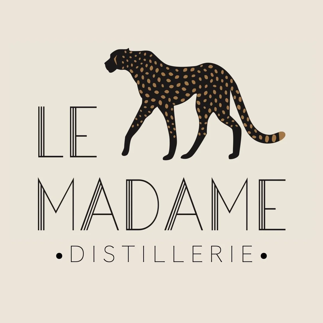 Logo de la distillerie 'Le Madame' avec un léopard stylisé noir et beige, texte en noir sur fond clair.