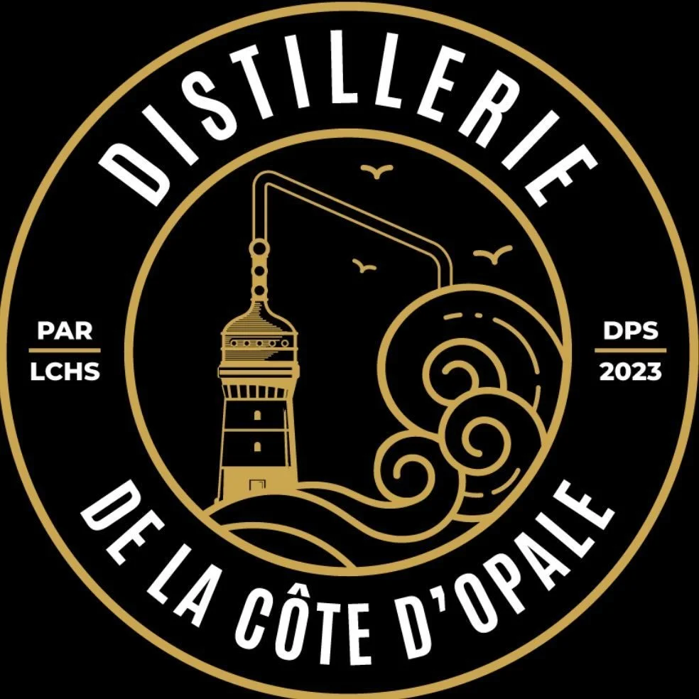 Logo circulaire avec une tour et un phare noirs et or, mentionnant 'Distiillerie de la Côte d'Opale, par LCHS, DPS 2023'.