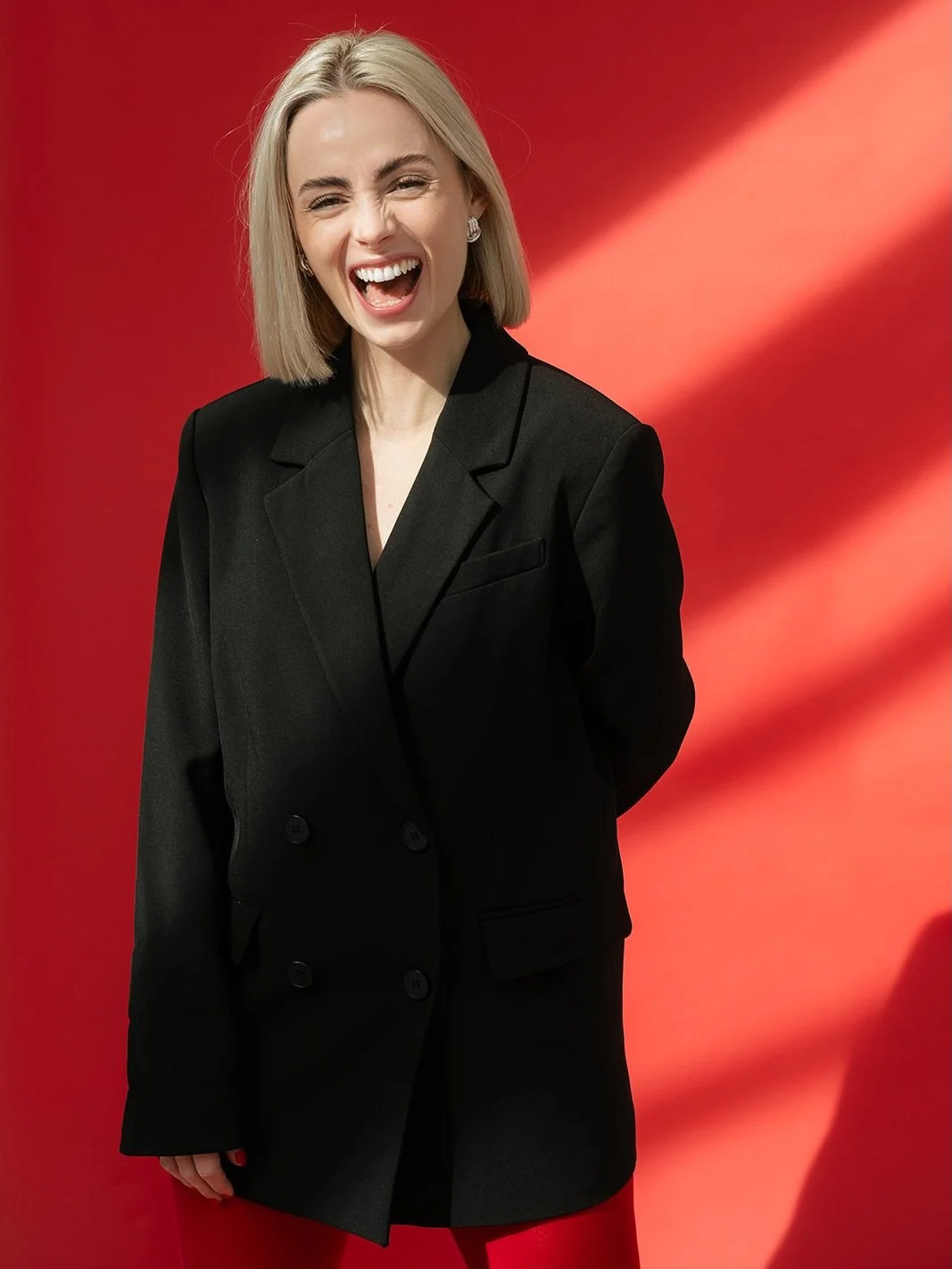 Client: &ldquo;I want bold.&rdquo; Me: say less. ❤️&zwj;🔥🌹🚨👠

@jenny.mayerss ist Content Creatorin, Unternehmerin und Strategin mit klarer Haltung und mutiger Vision. Ziel war es, Bilder zu schaffen, die nicht nur zeigen, was sie macht, sondern w