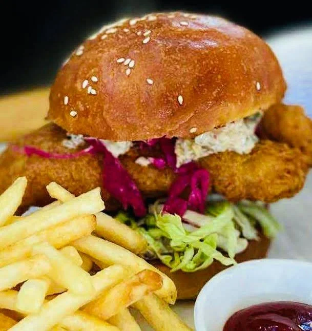 ⚓️ Avast ye, burger lovers — set sail for flavour with The Salty Seadog from @hardysteatery.
Crispy beer-battered gurnard meets house-made kimchi tartare, pickled red cabbage, and iceberg lettuce, all nestled in a toasted potato bun. Served wi