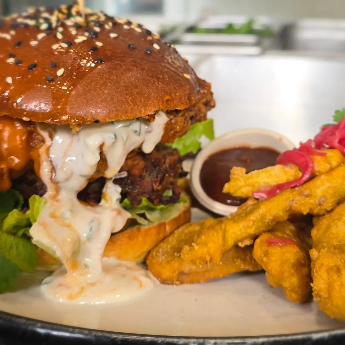 🌶️🔥 Bold, crispy, and bursting with flavour — meet the Tandoori Bahji Honey Bun from @streetfoodonwashington.
Stacked with crispy tandoori chicken, golden onion bhaji, mango chutney raita, tamarind ketchup and crunchy pakora veg — all