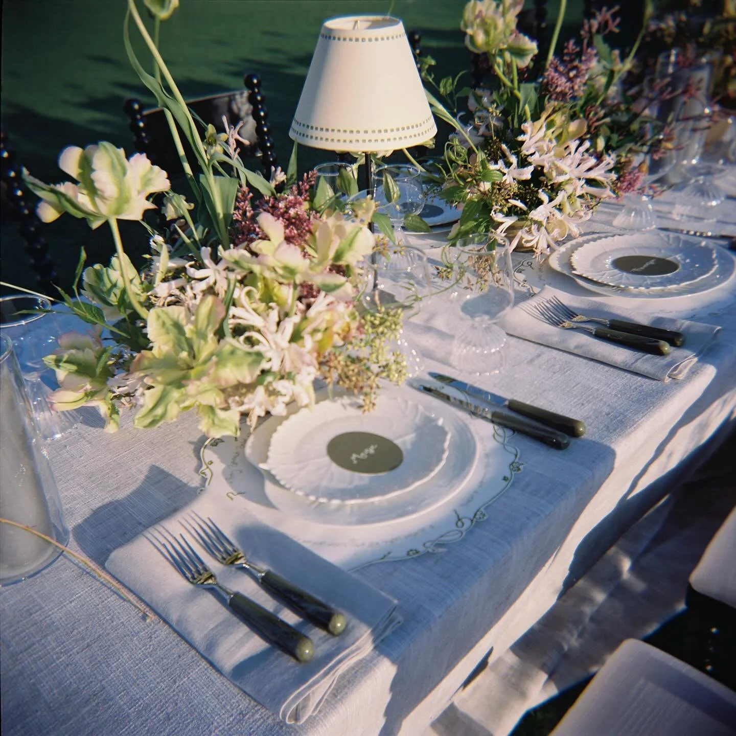 With spring around the corner I can&rsquo;t help but daydream of this day at @wildflowerauberge ✨

Workshop Host &amp; Lead Photographer @lizandolinaphotography
Venue @wildflowerauberge
Design/Styling @analuizaweddings
Production/Planning @nktevents
