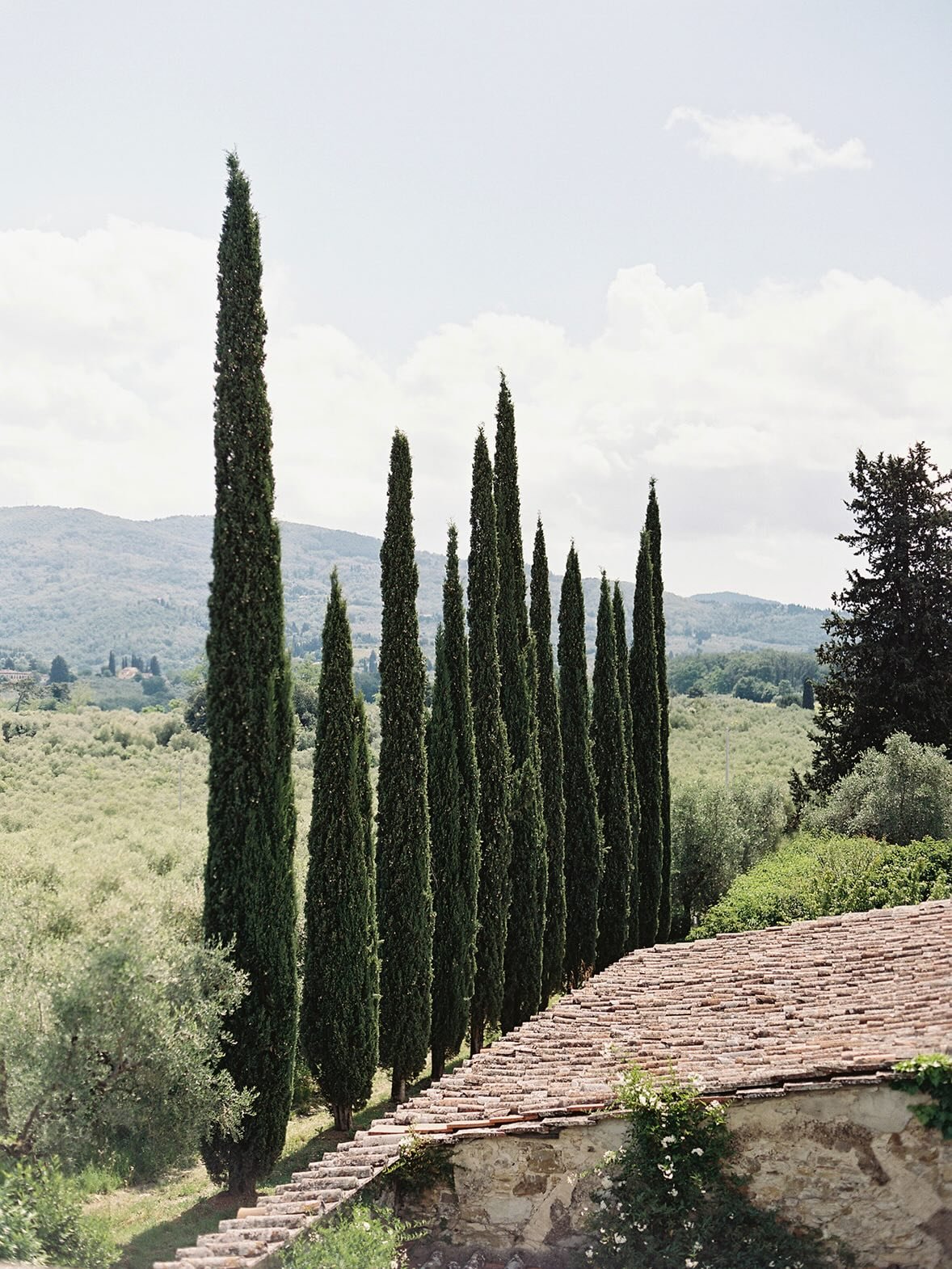 Give me one cold gray day and I am IMMEDIATELY going to spend my afternoon pretending I am right here at @villamediceadililliano. ☀️🧡🇮🇹