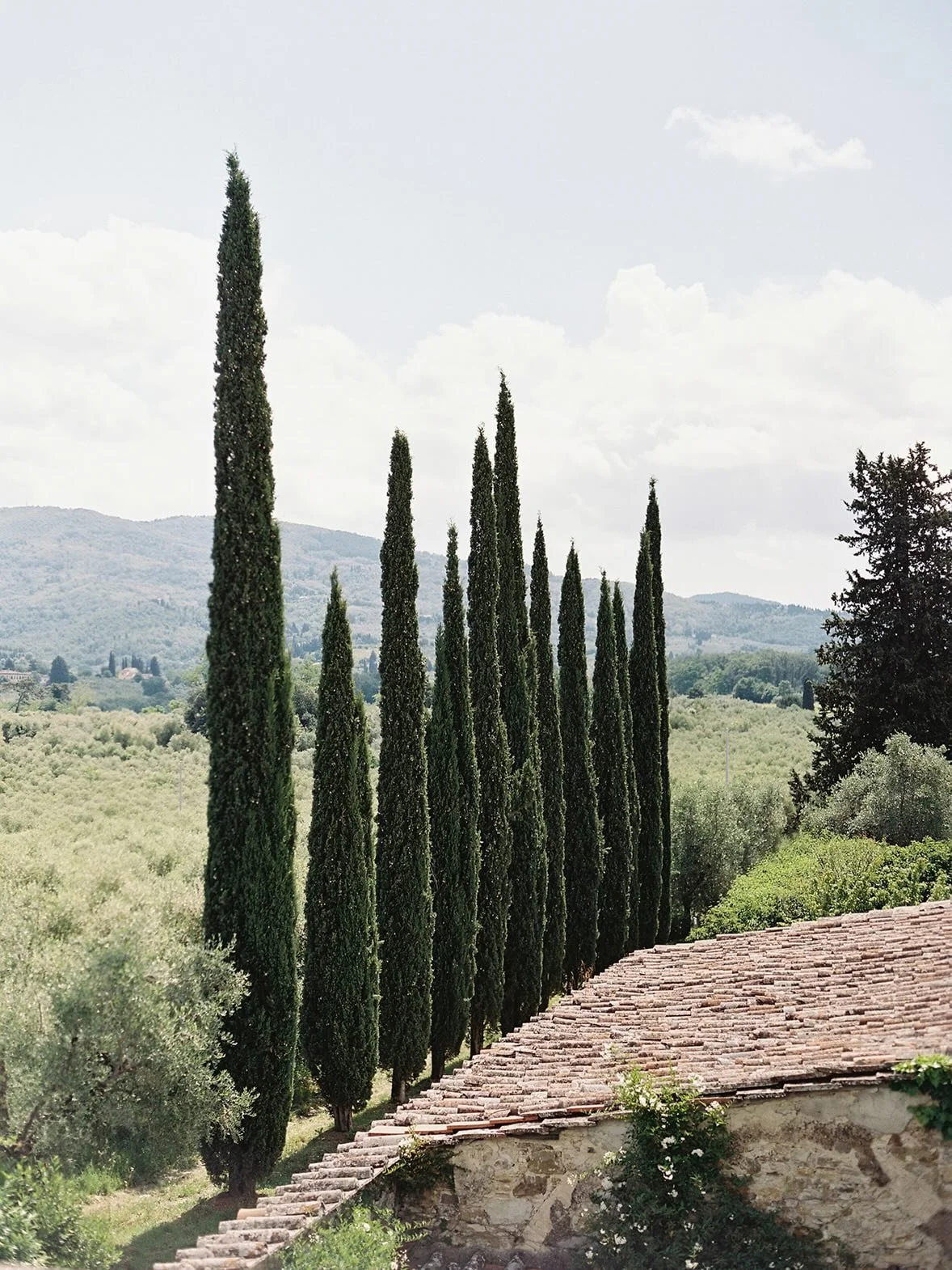 Give me one cold gray day and I am IMMEDIATELY going to spend my afternoon pretending I am right here at @villamediceadililliano. ☀️🧡🇮🇹