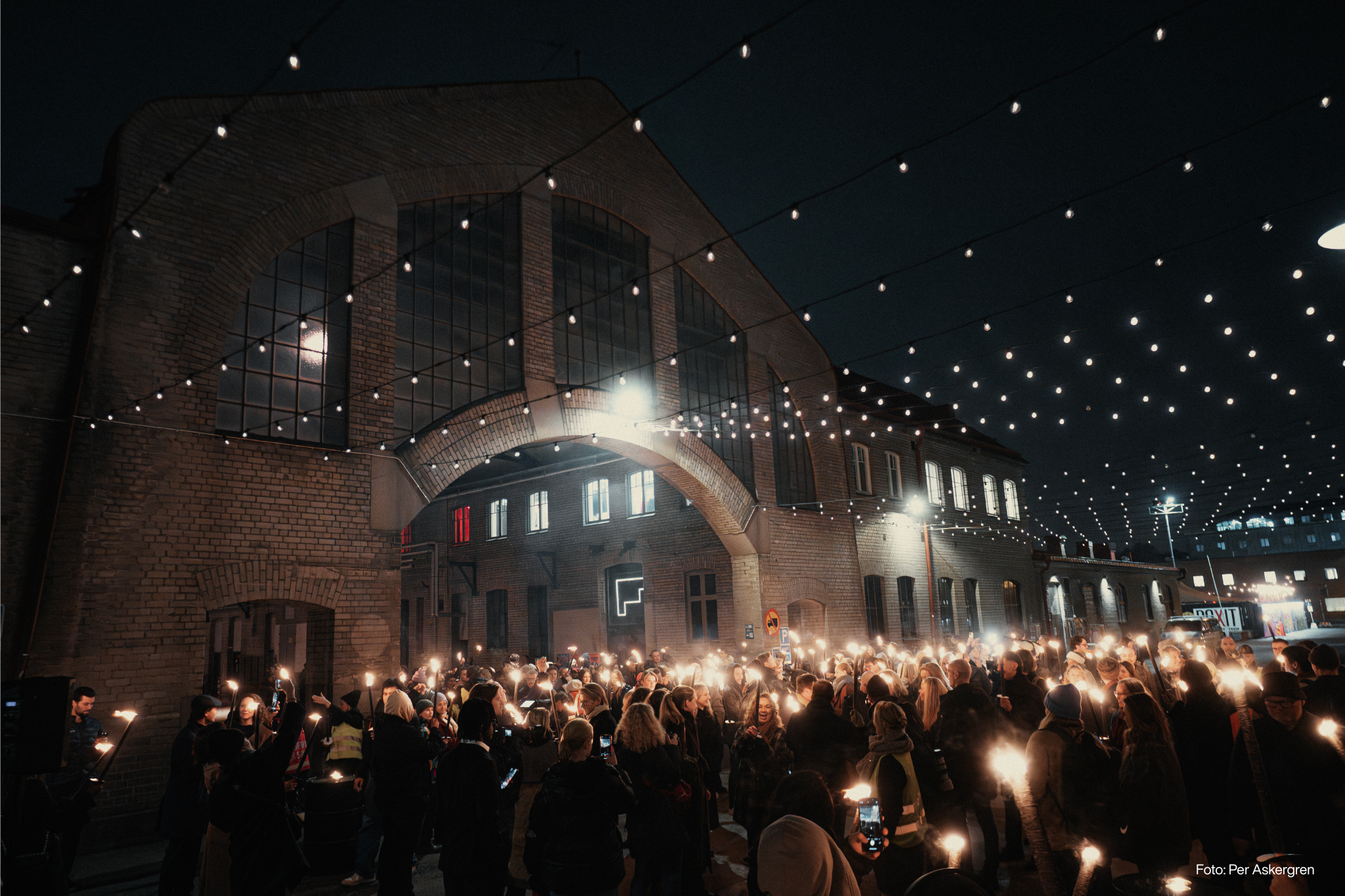 Ljusmanifestation för ungas psykiska hälsa inför konserten Together For A Better Day