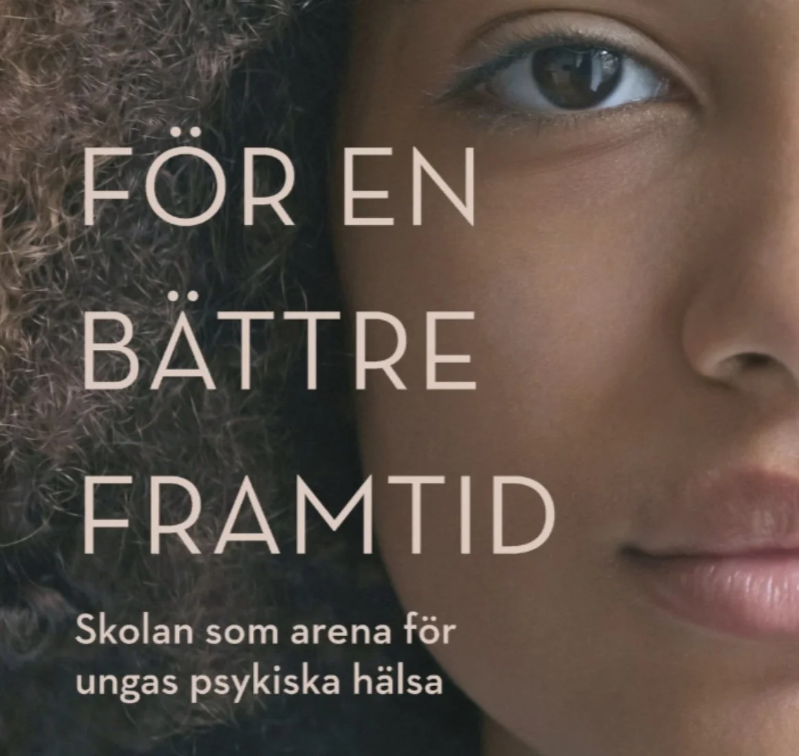 En närbild av ett barns ansikte, fokus på ögat och halva ansiktet, text om skola och psykologisk hälsa.