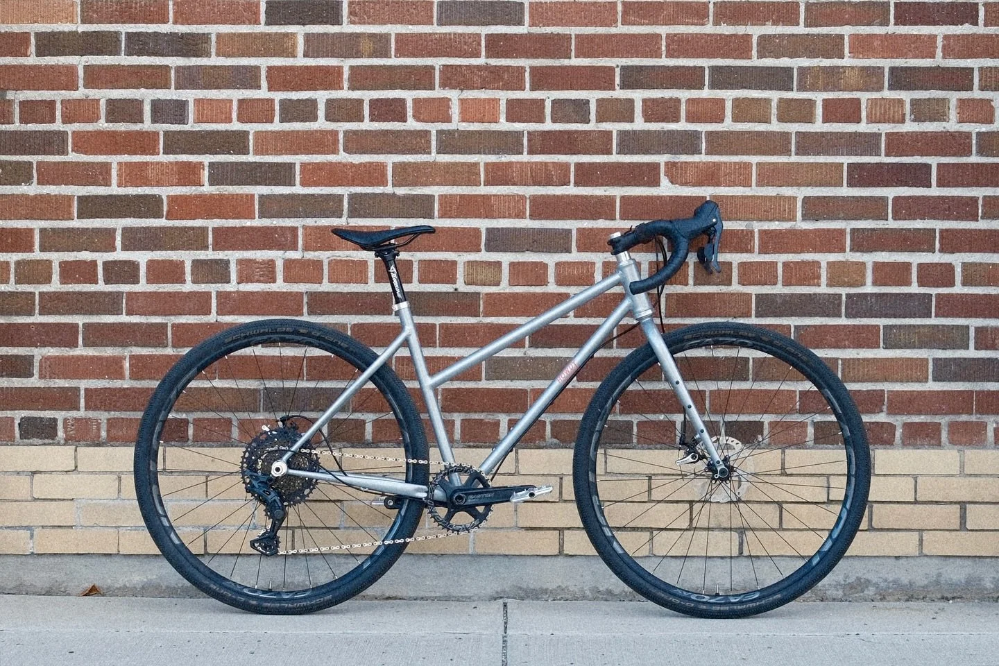 A fresh Cowpoke ready to crunch some autumn leaves 🍂 

We went big business on the paint with this build: Porsche Silver with Nike Infrared details and a stainless HT badge.

This bike replaces an old canti-brake cx bike. We maintained the low stack