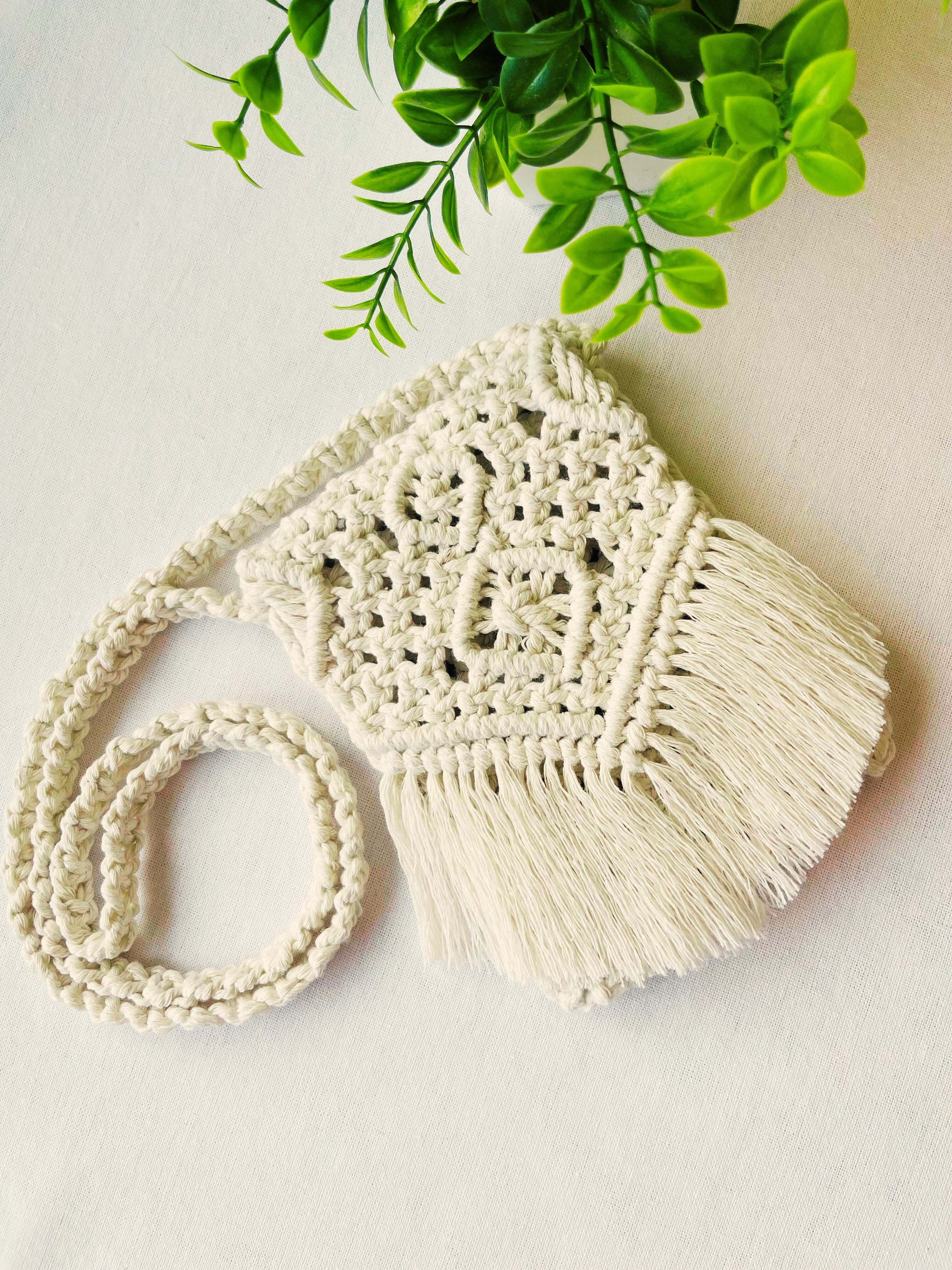 Handmade macramé phone bag with diamond pattern and fringe – off-white cotton with boho design