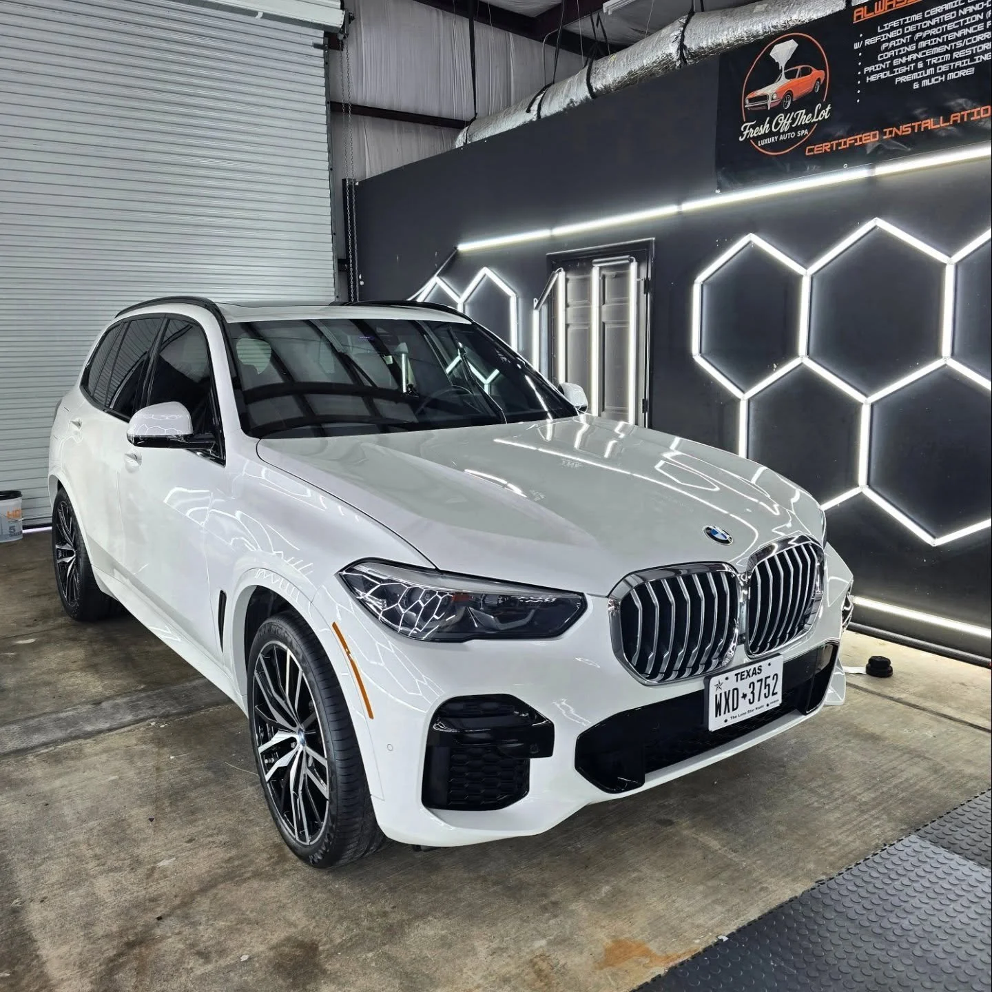 White paint is sneaky &mdash; it doesn&rsquo;t hide flaws&hellip; it hides potential.
And THIS white BMW X5 just unlocked all of it. 🤍✨

C6 Hydro Lite brought out:
💠 A crisp, bright glow across every panel
💠 Diamond-like clarity that makes the cur