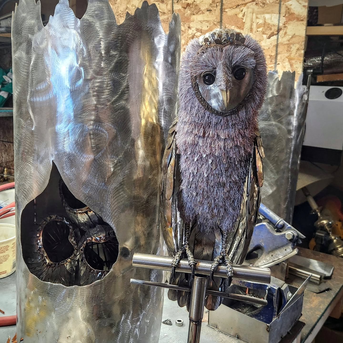 My latest Owl. Will be part of a bigger project with baby owls when complete .
www.whiteravenartistry.com .. link in bio
.
.
.
.
.
#owlart #owls #owllover #owlsculpture #weldingartist #weldlife #weldporn #weldinglife #welder_world #weldingclub #