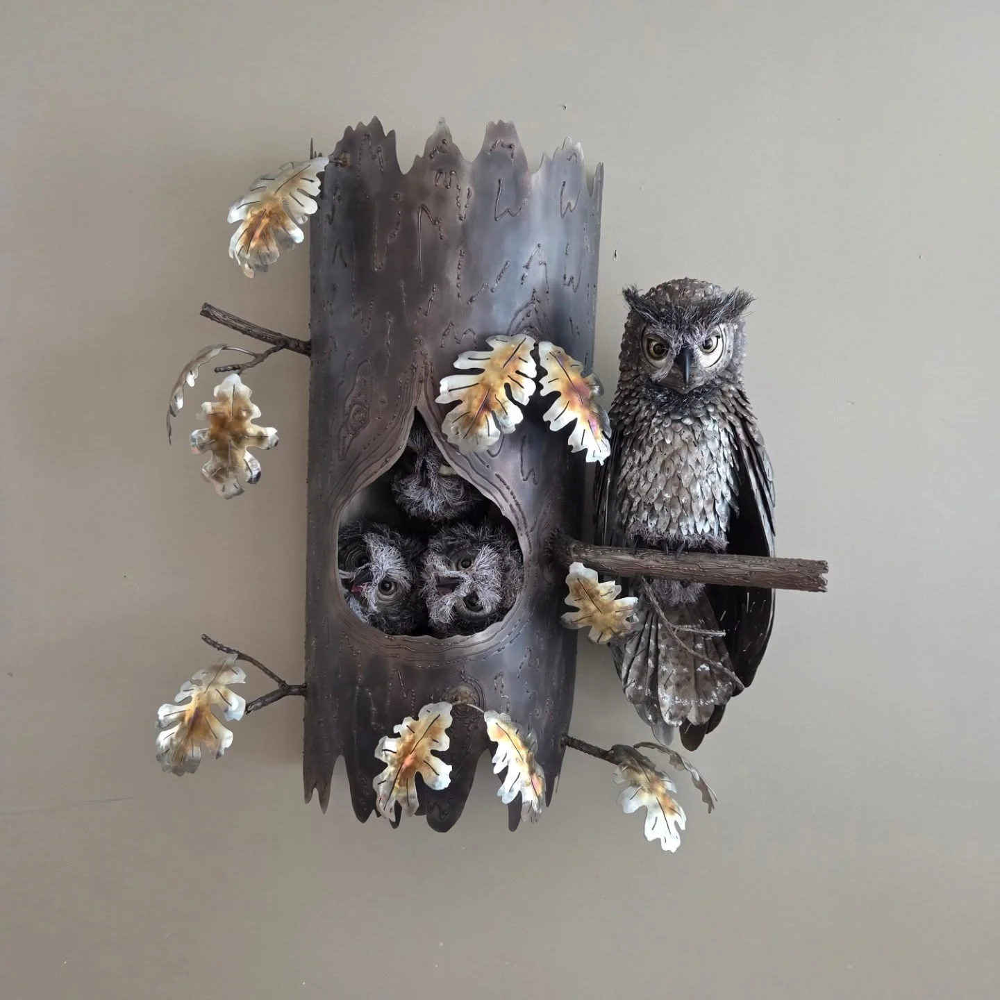 🦉✨ Mama owl and her family 

I love pieces that feel alive&hellip; like you can almost hear tiny hoots coming from inside. 🪵🤍

www.whiteravenartistry.com
.
.
.
.
.

#weldlife #weldingartist #WeldersOfInstagram #metalart #metalsculpture #uniquehome