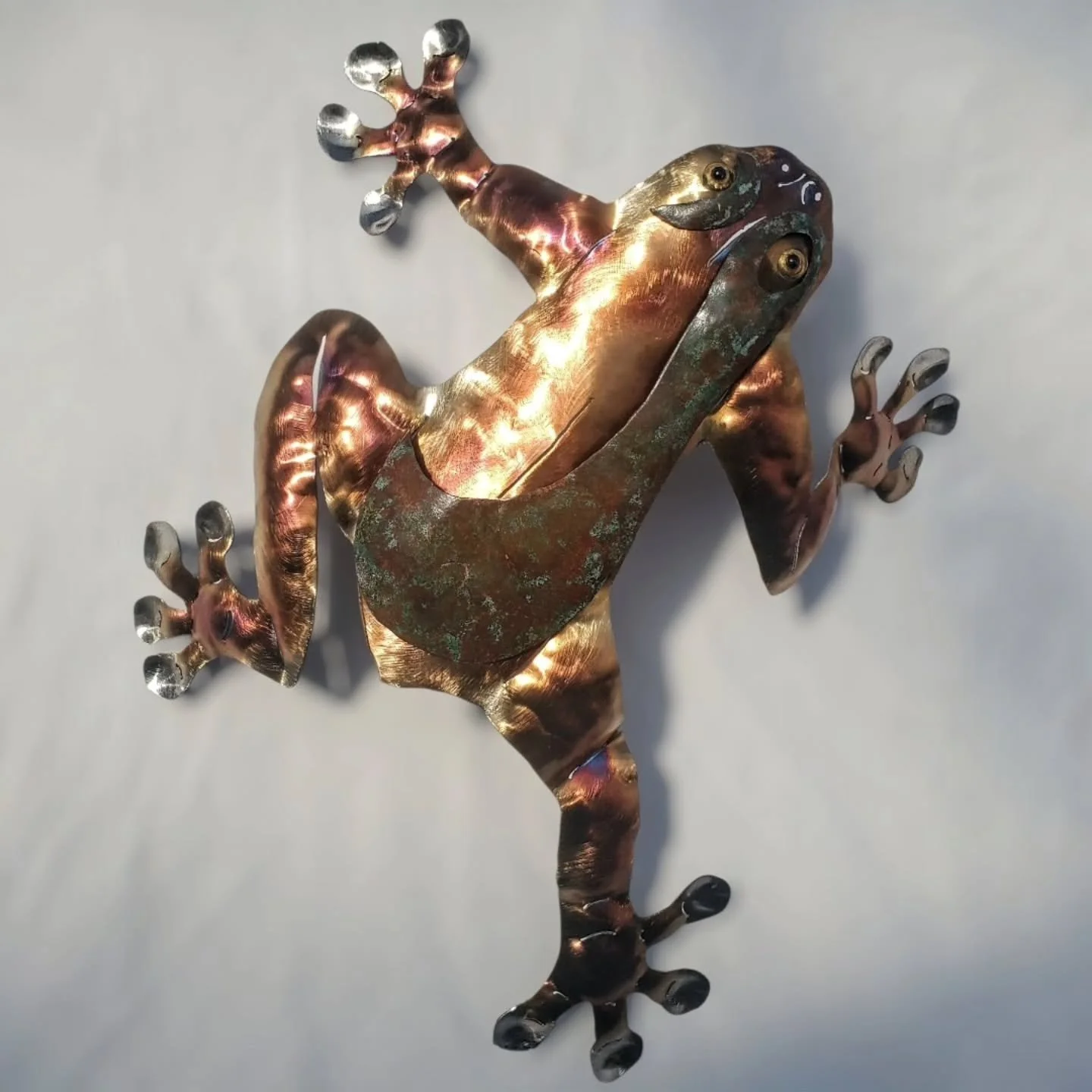🐸Who likes frogs ?🐸

Follow link below to learn how to make your own nature inspired metal art ✨️

www.whiteravenartistry.com
.
.
.
.
.

#frogs #frogsart #metalfrog #gardenart #gardenlovers