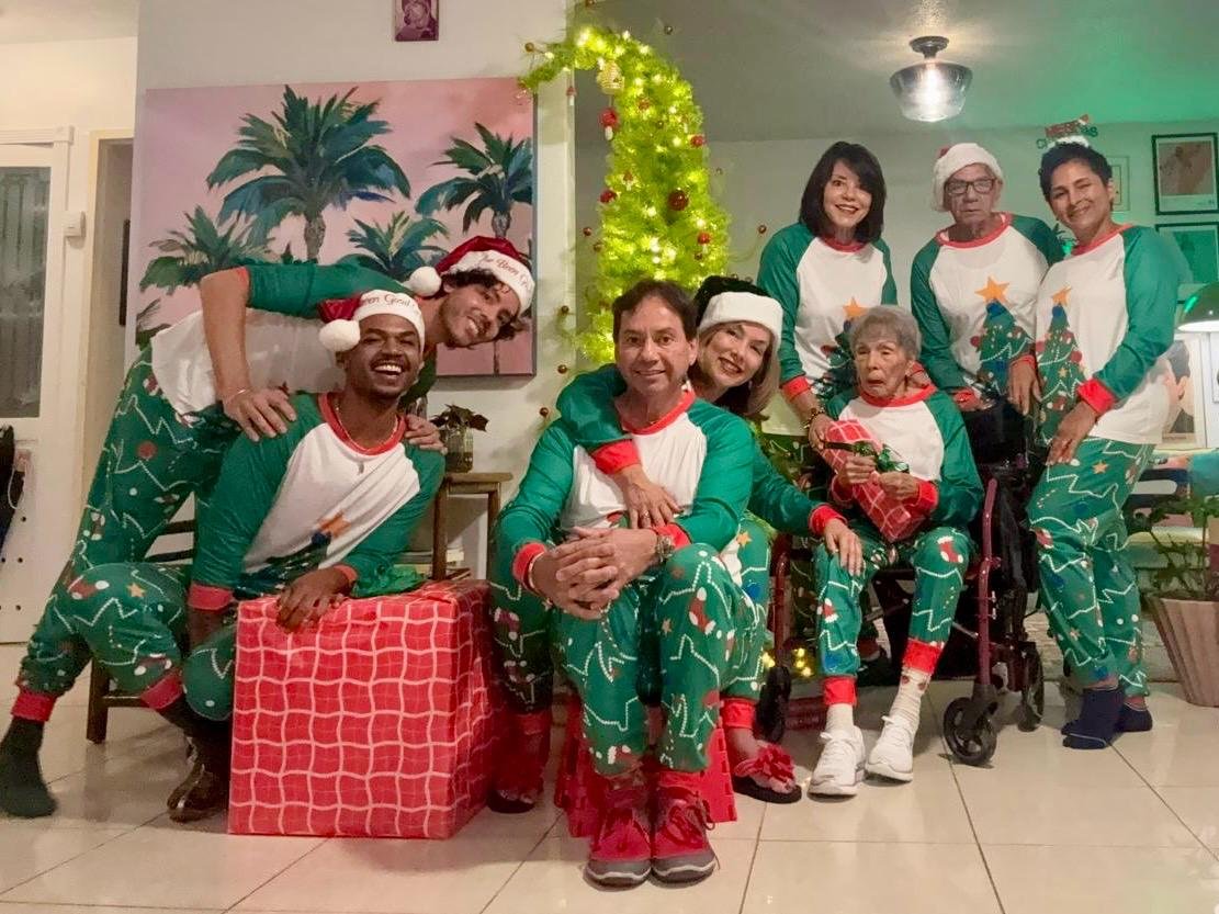 La verdadera magia de la Navidad vive en los momentos compartidos. 🎄✨
Risas, abrazos, recuerdos y la alegr&iacute;a de estar juntos, sin prisas y con el coraz&oacute;n lleno. 🤍

Porque al final, la familia es el mejor regalo y el tiempo juntos es l