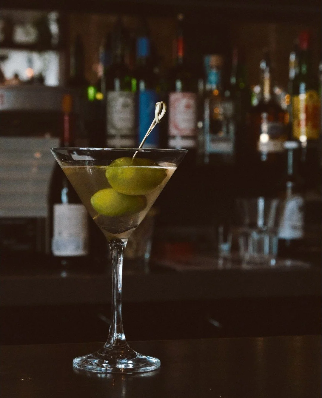 Picture this: a chilly evening, the cozy atmosphere of Tesoro, a perfectly dirty martini in hand, a Maria pizza arriving hot from the oven, and finishing it all off with decadent tiramisu for dessert. 🍸🍕🍰⁠
⁠
Dare we say, the perfect evening. ⁠
⁠
#