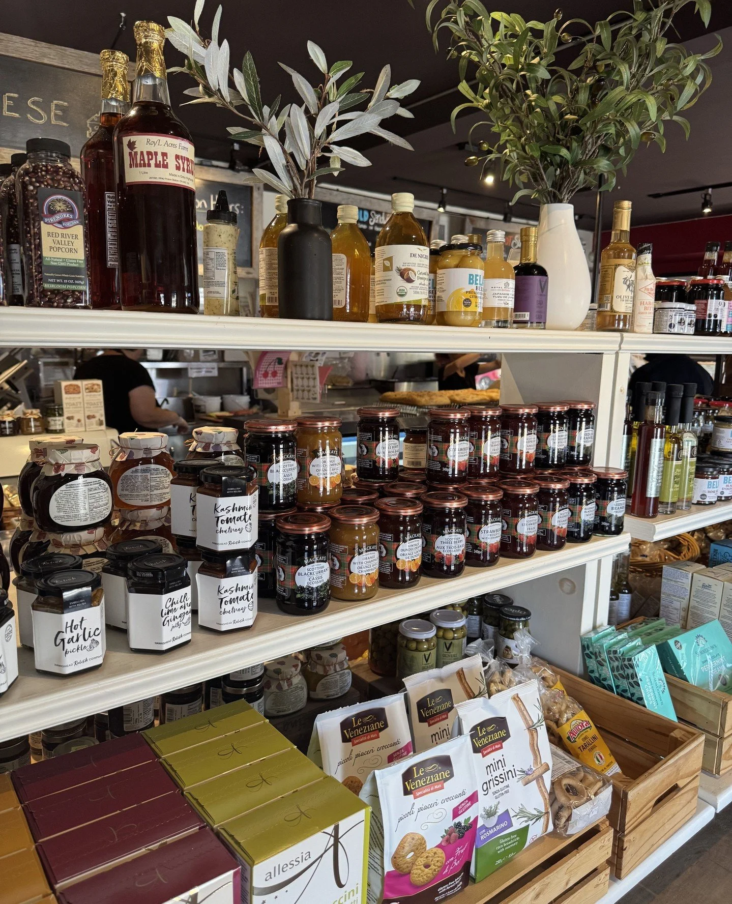 Local maple syrup, British jams, and Italian cookies &mdash; we&rsquo;ve got them all at the Mercato! 🎄✨ Stock up on festive favourites, perfect for holiday gifting, cozy breakfasts, or adding a touch of sweetness to your Christmas table.⁠
⁠
#tesoro