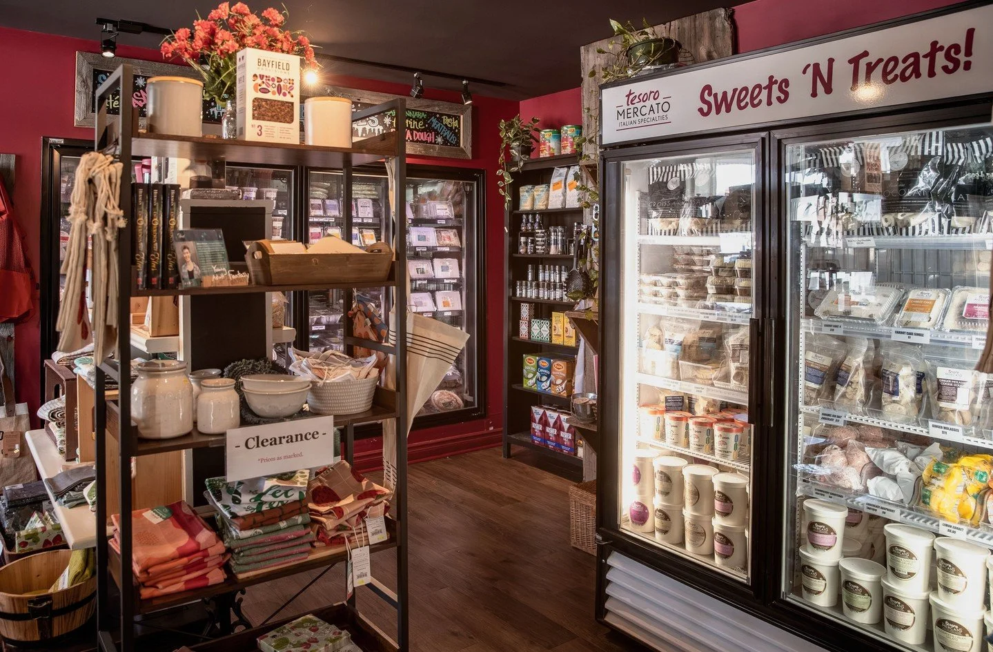 🎄 At Tesoro Mercato, we bring the heart of Italy to your holiday table! ⁠
⁠
Our kitchen is busy crafting fresh, handcrafted foods perfect for Christmas celebrations. From signature sauces to house-made entr&eacute;es, every item is made with care an