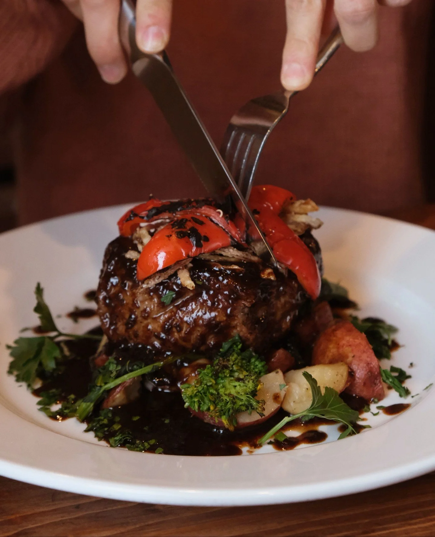 Bistecca con Patate al Limone 🥩⁠
⁠
An 8oz California thick-cut striploin finished with balsamic demi-glac&eacute; and crispy onion, served alongside lemon potatoes, grilled red peppers, and rapini.⁠
⁠
Langoustine for +$12 🦐⁠
⁠
#tesororestaurant #co