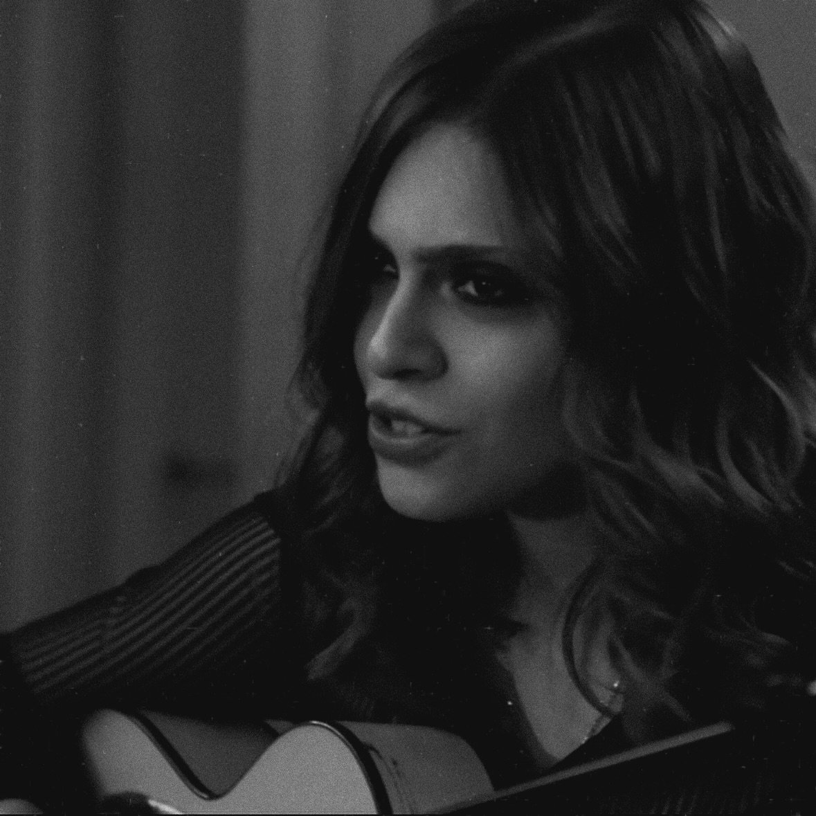 Swipe left! 👈🏻👈🏻 Just a few stills from the latest live acoustic video for Mi Amor 🥳 
&bull;
#music #musician #photos #video #artist
