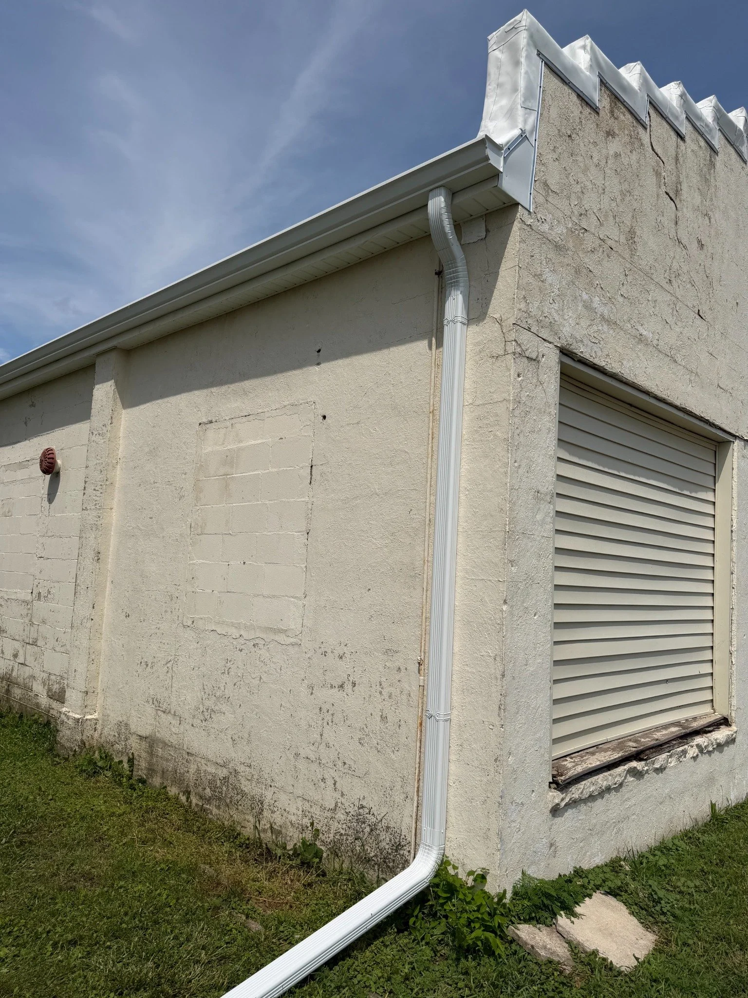 Seamless gutter and downspout installation by MB Roofing & Construction Inc. in Northern Illinois