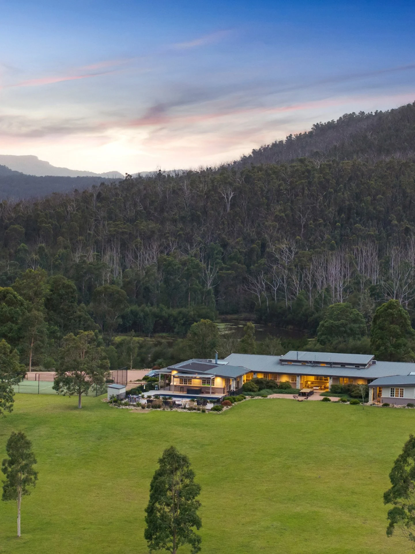 Winter in Kangaroo Valley.

Cold mornings, still water, and a fireplace that's been going since Friday 🔥
Lake David is set on 44 acres of private lakefront land, just two hours south of Sydney. 

Eight bedrooms. Sleeps up to eighteen people. One lux