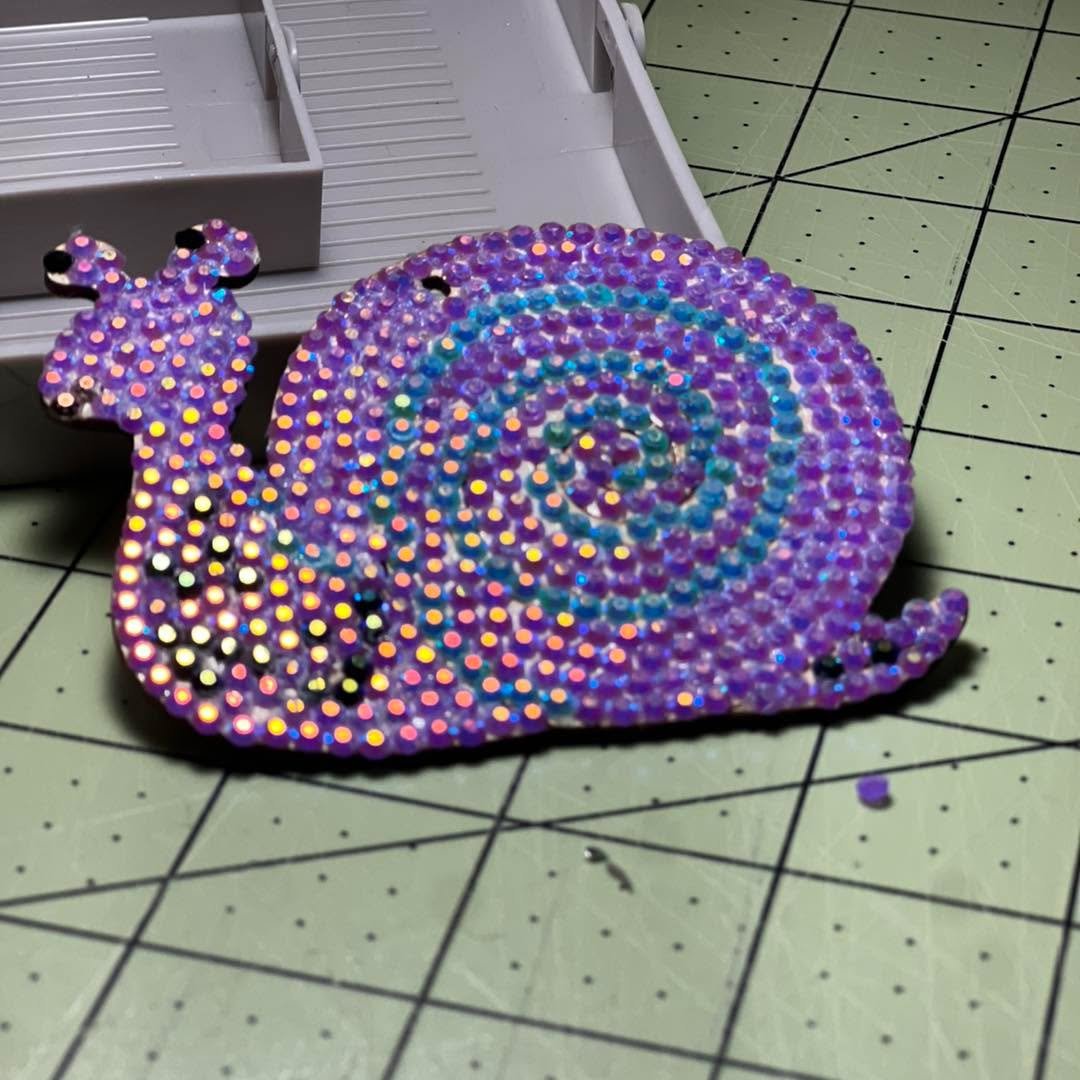 it’s a monumental night here as I’ve actually finished something I started 🐌 dale the snail
#procraftinator #mentalwellness #diamondart #whichcraftartbar #perfectisntreal #art #snail