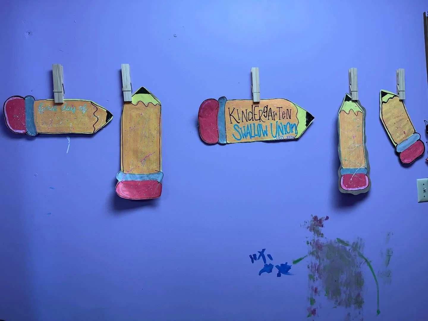 the writing on the wall 👀
is “scribbles by opal”, an installation 💕
it’s the pencils that are on tap for getting got today! 🙌
#perfectisntreal #backtoschool #pencilsign #handpainted #whichcraftartbar #createeveryday #mentalwel