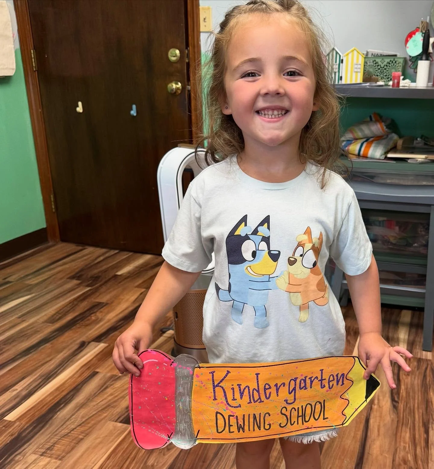 giveaway winner @katieg00de & friends flew into the studio today, made ALL the crafts, and got their back to school sign! 🥰 check out all their creations!
#whichcraftartbar #smallbusiness #createeveryday #contest #backtoschool #perfectisntreal