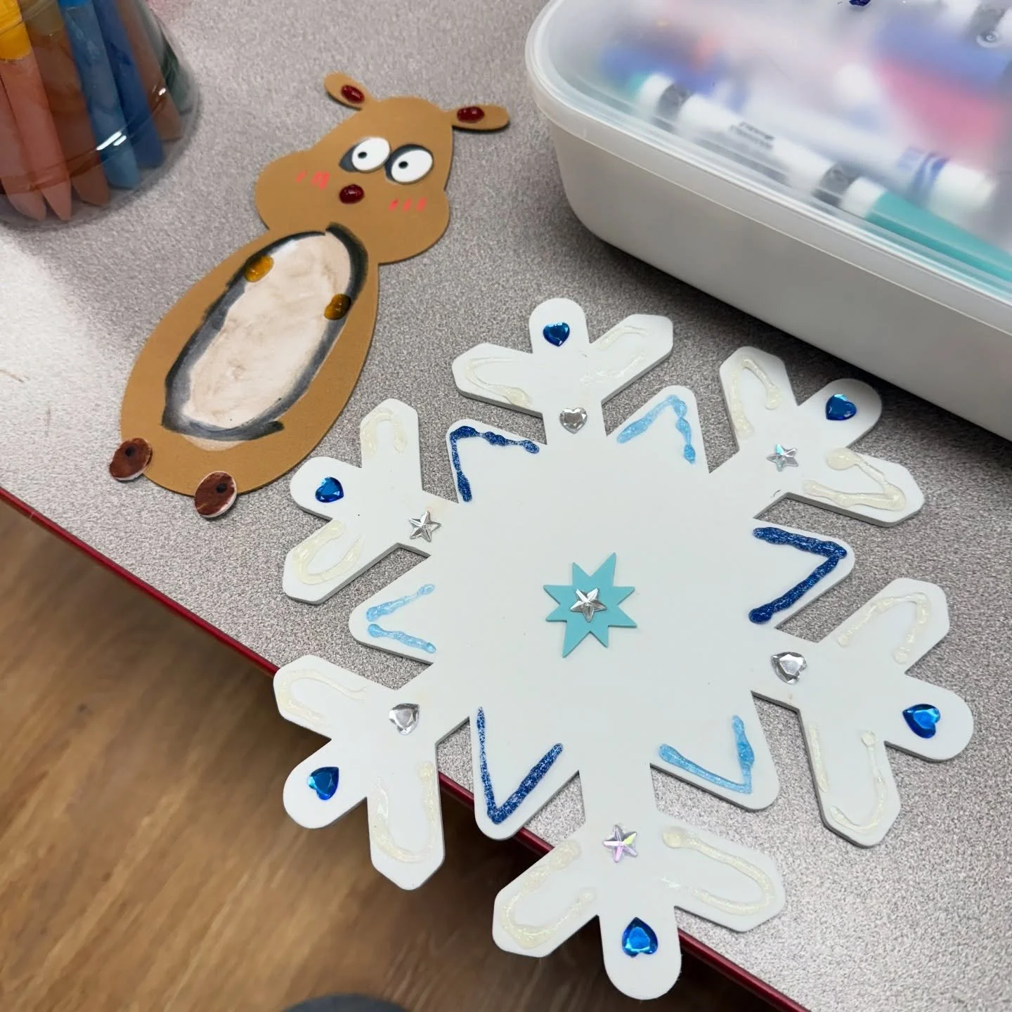 kids craft (free!) &amp; parents shop (not free!) 🙌
holiday fair until 3p at @ccc_chelmsford and you&rsquo;ll get to see my beautiful face &amp; a Christmas tree I painted on Kraft paper 🫶🏼

The snowflakes will be strung as a bunting &amp; display