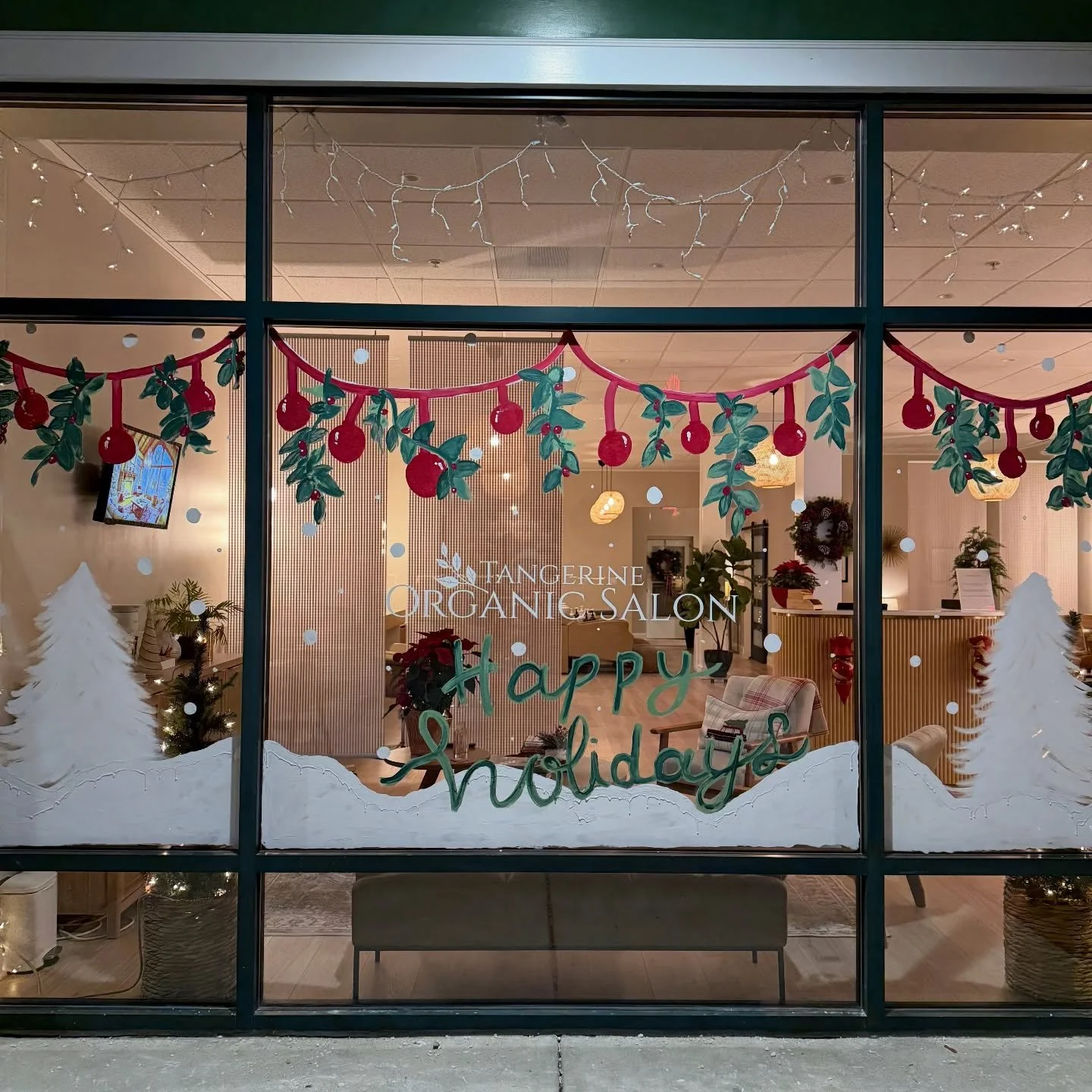 if you visit @tangerine.organic.salon be sure to mention how adorable their windows are 😉

Real talk, huge thanks for such an amazing canvas 🥹

#paintedwindows #perfectisntreal #freehand #localart #windowart