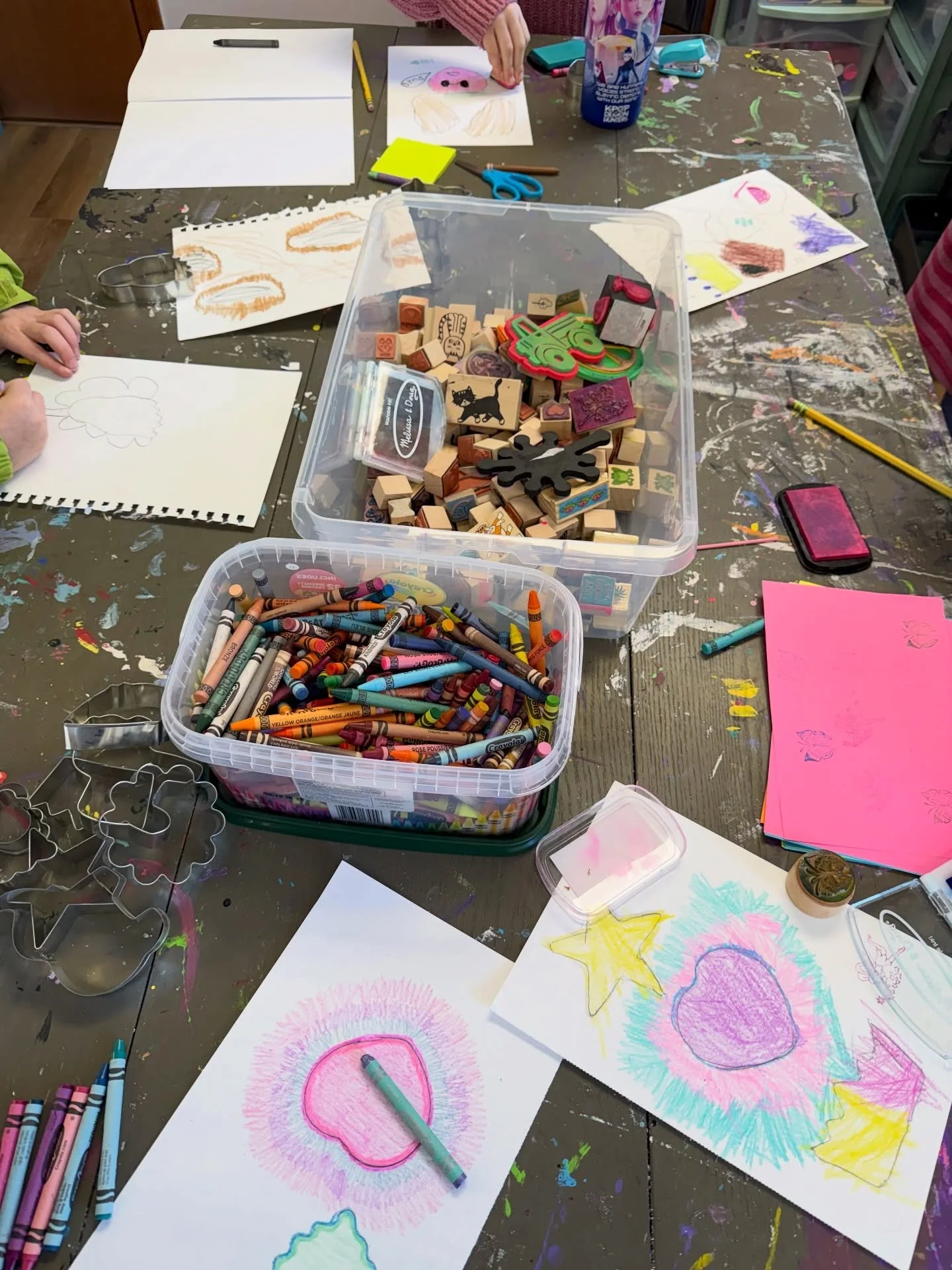 We did some seriously colorful tracing, scribbling, and stamping during yesterday&rsquo;s k-2 class 🎨 #art #arttherapy #neuroaesthetics #mentalhealth #love